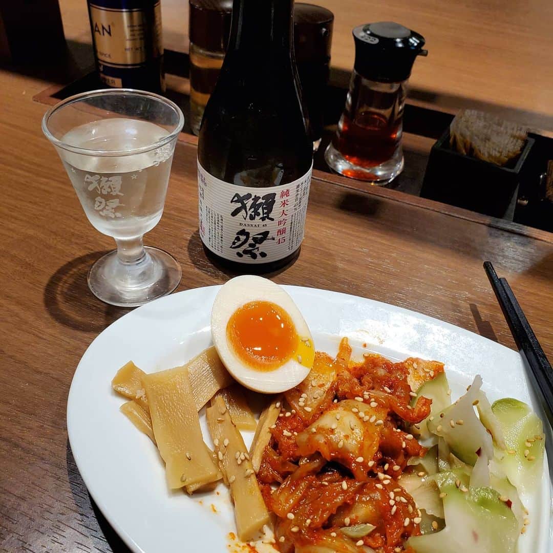 鈴木奈都のインスタグラム：「町中華で飲ろうぜ、というか松軒中華食堂(松屋の中華チェーン)。パーティションや感染対策バッチリで、１人飲みではいつもお世話になってます。」