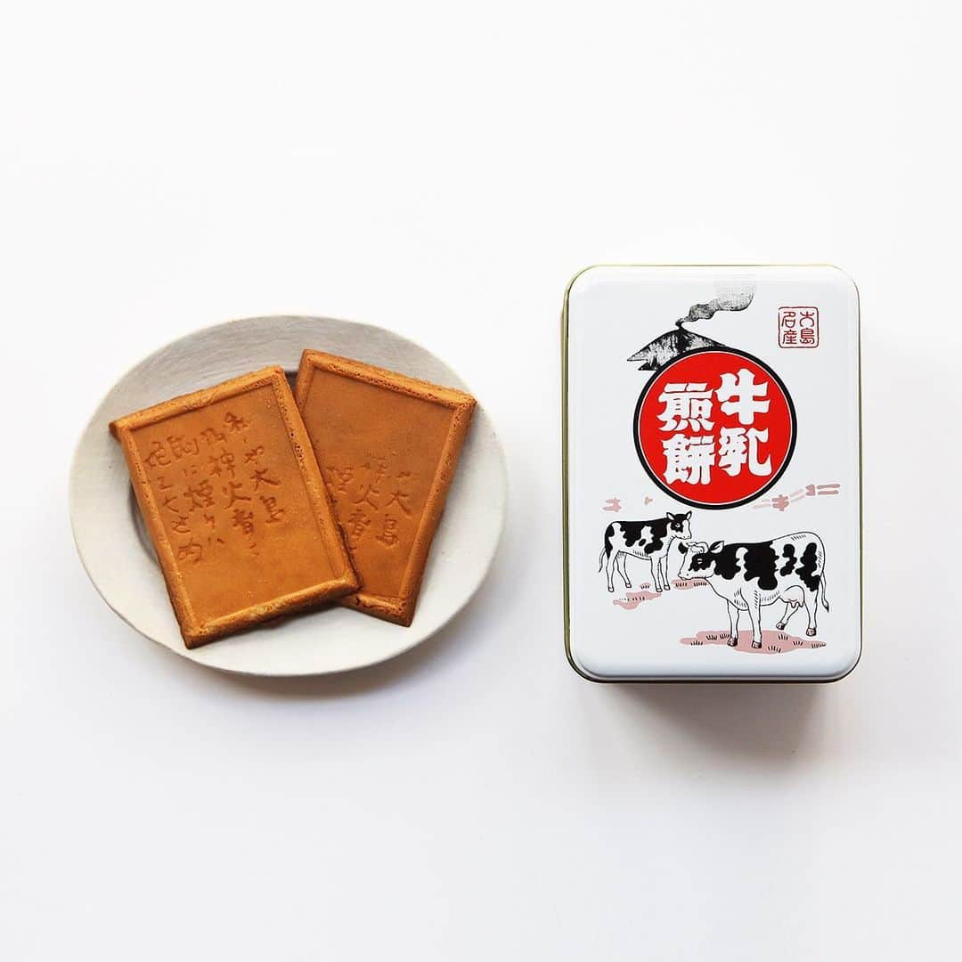 haconiwa / 箱庭さんのインスタグラム写真 - (haconiwa / 箱庭Instagram)「haconiwaメンバーが見つけた47都道府県のすてきなおみやげを紹介していく #おみやげクリップ　﻿ 今週ご紹介しているのは東京・伊豆大島のおみやげ「牛乳煎餅」です。﻿ ﻿ 搾りたての牛乳、産みたての卵、伊豆大島の自然の素材と砂糖、バター、小麦粉のみで作られているという牛乳煎餅。牛のイラストが描かれたレトロな缶のパッケージが可愛いです。﻿ ﻿ 詳しくはhaconiwaの記事をチェックしてみてください！﻿ #おみやげ #お土産 #伊豆土産 #伊豆みやげ #伊豆大島土産 #伊豆大島みやげ  #牛乳煎餅 #善菓子屋」12月2日 19時28分 - haconiwa_mag