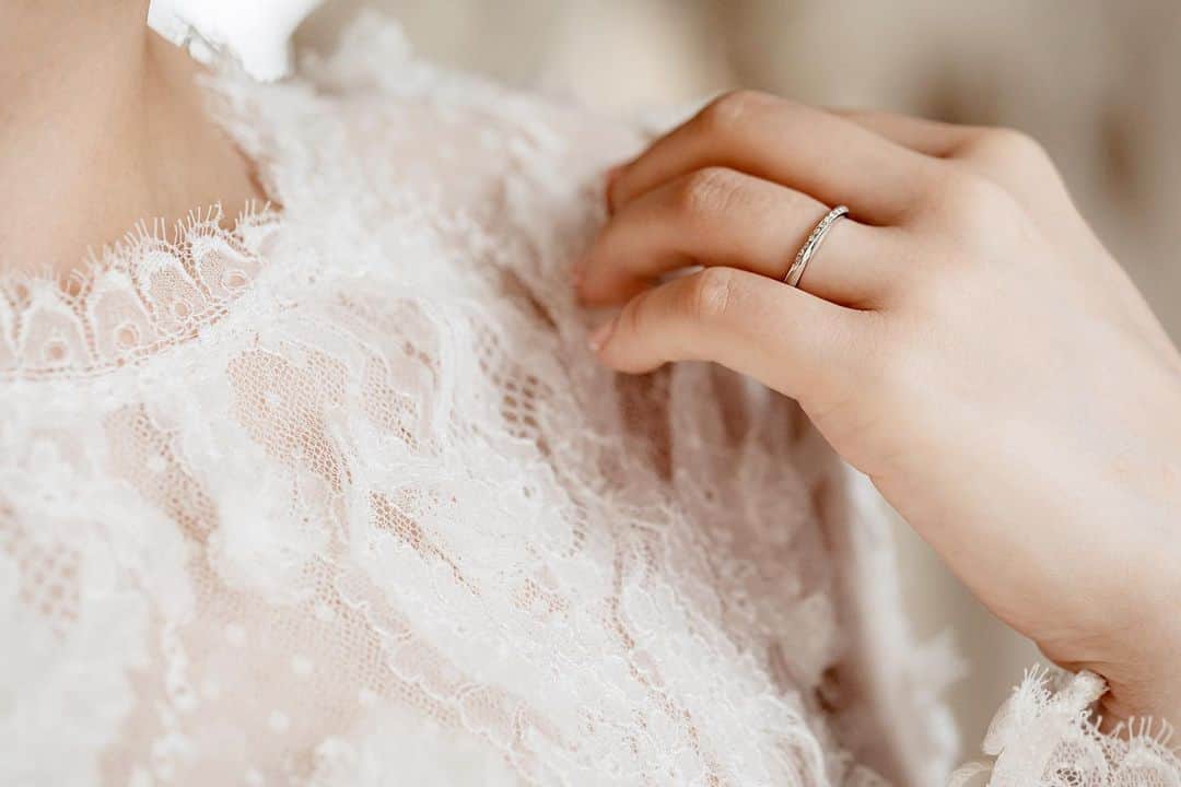 のインスタグラム：「MAGNOLIA WHITE omotesandoが5周年を迎えた2020年。﻿ ﻿ 「輝きを、纏う。」をコンセプトに、新たにオリジナルのブライダルリングを発表いたしました。﻿ ﻿ MAGNOLIA WHITEのリングは、美しいデザイン、なめらかで肌になじむ仕立て、品質、価格にいたるまで一切の妥協を許さず、皆様のお手元へお届けいたします。﻿ ﻿ また、重ね付けしやすいファッショナブルなものや、﻿ 海外で注目されているファンシーカットダイヤモンドを使用したデザインもご用意。﻿ ﻿ 流行に敏感な花嫁様へのブライダルリングとしてはもちろんのこと、ファッションジュエリーとしてもおすすめです。﻿ ﻿   @magnoliawhite_jewelry」