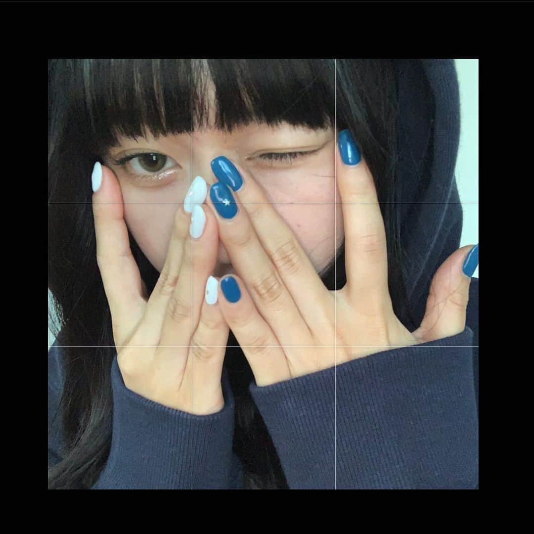 山下恵奈のインスタグラム：「今のネイルお気に入り〜💅  今回のグッズのパーカーイメージしたの🌃🌙  #ネイル#ジェルネイル#ワンカラーネイル」