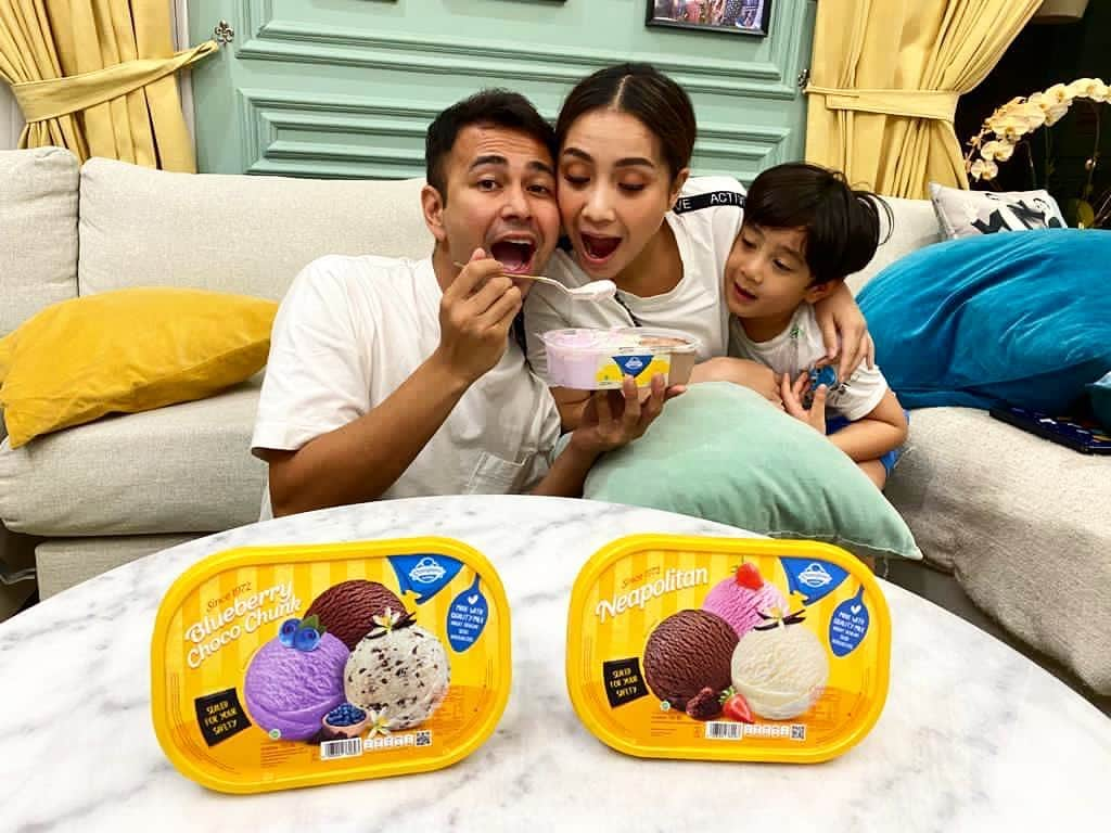 Raffi Ahmadさんのインスタグラム写真 - (Raffi AhmadInstagram)「Guyss!!! rafathar lagi bayi Mirip Aku atau Gigi ya? Hahaha  Nah kalo lg ngumpul enaknya sambil makan ice cream Campina Neapolitan. Packaging baru nya ada sealed sistem yg menjaga dan menjamin kualitas dan higienitas ice cream nya.  Ordernya di icecreamstore.co.id dan ikutan bikin kreasi dari es krim Campina. buat inspirasi nya kamu bisa cek di kreasieskrimkita.com. Tag ke instagram @campinaicecream ya dan 5 kreasi terbaik akan mendapatkan voucher jutaan rupiah!  Ditunggu yaaa smp 31 Desember 2020 dan pemenang nya akan di hubungi langsung team Campina 1 minggu setelah periode kompetisi ditutup.  Hati hati penipuan guysss」12月2日 19時34分 - raffinagita1717