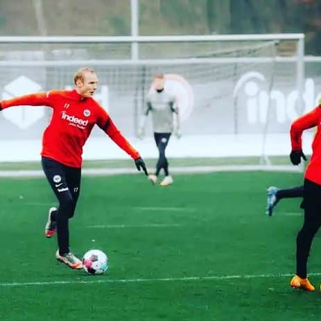 セバスティアン・ローデさんのインスタグラム写真 - (セバスティアン・ローデInstagram)「Vorbereitung auf #SGEBVB am Samstag! ❄⚽💪#SGE #Bundesliga」12月2日 19時43分 - rodesebastian