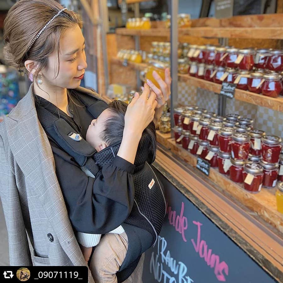 アップリカさんのインスタグラム写真 - (アップリカInstagram)「【先輩ママ・パパの「コアラ ウルトラメッシュ」モニターレポート】﻿ ﻿ コアラ ウルトラメッシュでお出かけを楽しむママと赤ちゃんの投稿のご紹介。雰囲気のあるお店でお買い物、素敵ですね。﻿ ﻿ 「この抱っこ紐何時間つけていても身体のどこも痛くならない」﻿ 「赤ちゃんもママもストレスなし」﻿ 「抱っこしてあげてる時間が更に更に幸せになりました」﻿ ﻿ とのことでコアラ ウルトラメッシュでママも赤ちゃんも素敵な時間を過ごしていただけている様子、コアラ ウルトラメッシュを使用していただいて本当に良かった！とうれしくなる投稿ありがとうございます！﻿ ﻿ 身体が痛くならない秘密はなんといっても新機能「Wトライアングル設計」にあります。﻿ ﻿ 「Wトライアングル設計」は人間工学に基づいた肩・腰らくらくの設計になっています。そのポイントは３つ、﻿ ﻿ ① 「らくピタ肩ベルト」─人間工学に基づく設計でぴったりフィット。﻿ ② 「フィットアジャスター」─肩甲骨の下で肩ベルトを引き寄せるので背中のラインにジャストフィットします。﻿ ③ 「腰らくサポートパッド」（特許出願中）─内蔵された2本のサポート芯が腰のぐらつきを防いで反り背、猫背を防ぎます。﻿ ﻿ 他にもうれしい機能がいっぱい。﻿ 「コアラ ウルトラメッシュ」シリーズについて、詳しくはアップリカ ブランドサイトでチェック！﻿ ﻿ 抱っこが大好きな赤ちゃんをたくさん抱っこしてあげてください。抱っこは赤ちゃんのあたたかく優しい心を育てます。﻿ ﻿ #ここからはじまる赤ちゃんの笑顔#アップリカ#赤ちゃんグッズ#赤ちゃん用品#Aprica#抱っこ紐＃抱っこひも#ベビーグッズ#ベビー用品#新米ママと繋がりたい#出産準備#妊娠#妊婦#プレママ#ベビー#0歳#育児#赤ちゃんのいる生活#子育て#ママ#赤ちゃん#コアラ#アップリカコアラ#抱っこはもっと楽しくなる＃サッと着けてスッと抱っこ」12月2日 19時43分 - aprica.jp_official