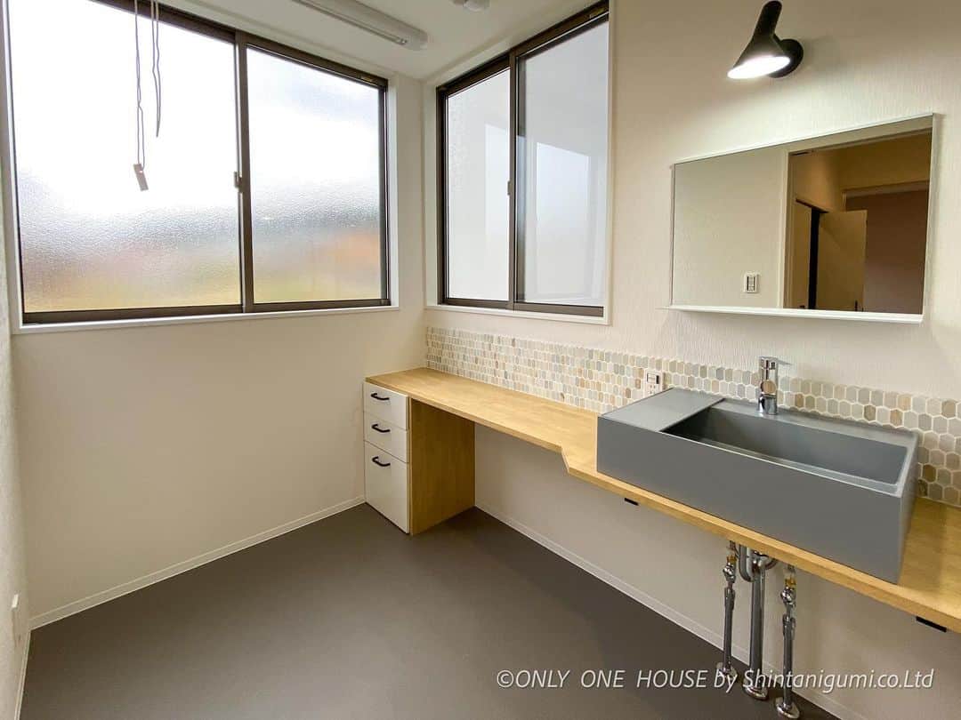 ONLY ONE HOUSE 株式会社 新谷組のインスタグラム：「#施行事例  洗面所に併設された広々とした 物干しスペース 取り込んだ洗濯物をその場で畳んで 片付けられるので効率的にも◎  忙しい毎日、、 少しでも効率よく時短で出来ると嬉しいですよね♥  12日、13日に開催する内覧会にて 是非実際にご覧になってください🎶  場所:高浜町宮崎88-9-4  一般公開となっておりますが、 ご予約頂いた方がスムーズにご案内出来ます☆彡.。  今回はお子様も楽しめるイベントも 企画しております！✩˚｡⋆  InstagramのDM、HP、お電話にて ご予約承ります☏💌💭  ⚀ 本社TEL  0770-78-1255 ⚁ 事務所TEL  0770-59-2552 ⚂ E-Mail  shintanigumi@outlook.jp ⚃ 新谷組HP  http://www.shintanigumi.jg .  #新谷組#おおい町#舞鶴市#高浜町#小浜市#敦賀市#若狭町#美浜町#新築#一戸建て#外構工事#改修工事#シンプルライフ#マイホーム#マイホーム計画#注文住宅#デザイン住宅#自由設計#工務店#金属サイディング#無垢材#家事楽動線#家づくり #家事動線 #こだわりの家 #インナーガレージ」