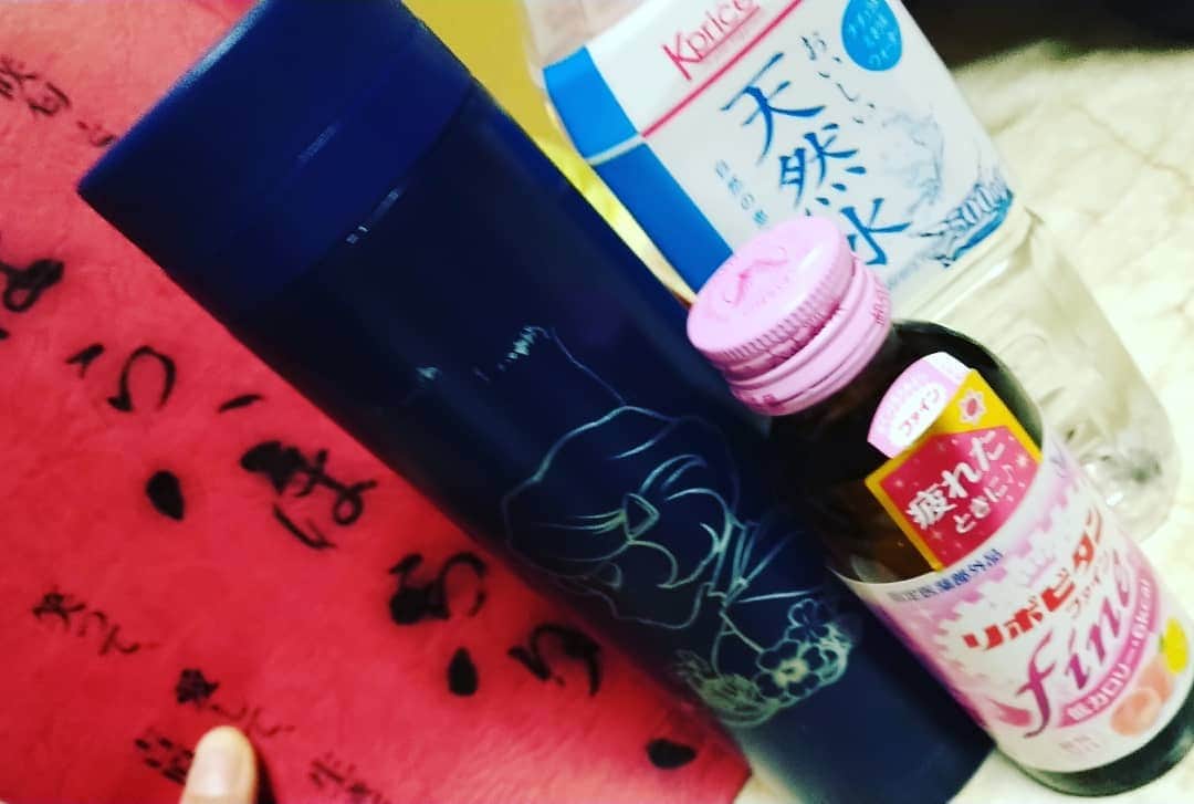 宮森セーラのインスタグラム：「今日も今日とてお稽古ちゃん🌸 わたしの演じたアゲハが彫られたタンブラー✨  ずっと使ってるので使用感半端ないですが、今日もタンブラーのお陰でポカポカドリンクを持ち運べております✨  皆様からの頂き物、有難く使わせて頂いてます😊😊 いつもありがとう✨  靴とかね！ 底に穴あくまで履いてる！！←   そして 集中稽古に入りました！ 皆様からの差し入れがドシドシ届いております😭 ほんとにほんとに嬉しいです。  ありがとうございます！！ 大切に少しづついただきます！！  #はらはらり #舞台 #演劇 #花魁 #吉原 #宮森セーラはいいぞ #宮森セーラ #女優 #生島企画室 #差し入れ #ありがとう  #大好き」