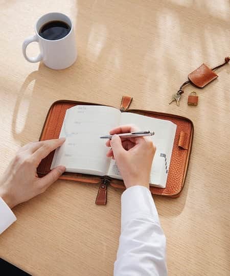 Fashion Headlineのインスタグラム：「ほぼ日と土屋鞄製造所が初コラボ! 「ほぼ日手帳 2021」のオリジナル手帳カバーとして、3型のレザーカバー「はじまりの手帳」が登場しました。  全3型のうち、先行予約受付を行っていた「はじまりの手帳（ROLL）」は、好評で、受付初日に予定数量に! 今回は、「ほぼ日5年手帳」のために仕立てられた「はじまりの手帳（KEY）」を含む全3型を、土屋鞄製造所のオンラインストア及び実店舗にて、12月5日より販売される。  日々の出来事や何気ない言葉を書き留める手帳は、あなたの相棒。 使い込むほど味わい深くなるレザーカバーで、新たな1年を、そしてその先もずっと共に過ごしてみては?   また、卒入学に新社会人、誕生日など、何か人生の節目を迎える人への贈り物としてもおすすめしたいプロダクトです。  詳細は、こちら（https://bit.ly/tsuchiya-hobonichi）から。  check☞ @fashionheadlinejpn website life tab 「相棒」となるような 革の手帳を。ほぼ日と土屋鞄製造所が初のコラボ! https://www.fashion-headline.com/article/59914」