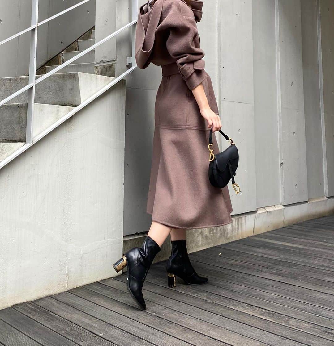 のインスタグラム：「あっという間に12月🎄﻿ ﻿ 12月はいっぱ新作とかイベント﻿ 盛り沢山なのでインスタどんどん﻿ UPしていきますね〜😊﻿ ﻿ そんな12月を迎えたと言うのに﻿ この冬は暖冬なの？てくらい﻿ 中々寒くならなかったから﻿ ﻿ コート買うの出遅れた〜😂w﻿ ﻿ そんな私が悩んでる候補のコート♡﻿ 大人っぽいブラウン系のピンクと﻿ エレガンスに着られる﻿ ふんわり広がるキレイな形が﻿ ほんとうに可愛いよーー✊✨﻿ ﻿ しかもまあまあ厚手の﻿ ニットが着られたからコレあれば﻿ 1〜2月まで行けそう◎﻿ ﻿ クリスマスとか、﻿ ちょっとドレッシーな服にも﻿ 会いそうやし〜〜﻿ ﻿ 中にリブのタートル合わせて﻿ デニムパンツとかでも良さそう♡﻿ ﻿ 買ったら着回し載せますね🤗﻿ —————————————————﻿ コーデ詳細は@mercuryduo_chizuru ﻿ TOPのURLからチェックしてね✔」