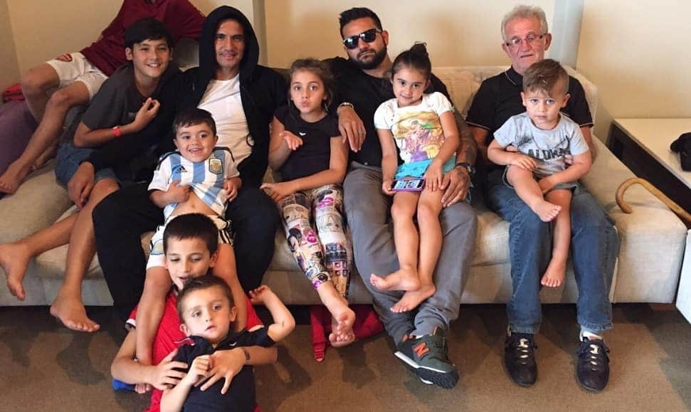 ティム・ケーヒルのインスタグラム：「"HAPPY BIRTHDAY DAD" Big love from all the family 💙💙💙 look forward to seeing you soon so you can babysit all the kids 😂」