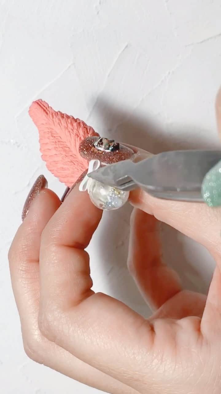 なかやまちえこのインスタグラム：「リボンを作ります。⠀ ⠀ I made ribbon.⠀⠀  PREGEL・Betty gel・きまぐれキャット・PREANFA・PREXY商品は、⠀ ⠀ ネイリストの方は↓ ⠀ プリモール @nail_premall ⠀ http://gelnailshop.com/ ⠀ ⠀ キャンディポケット @candypocket_official ⠀ http://www.beautysupport.jp/sm/script_main/shoptop.php⠀ ⠀ セルフの方は↓ ⠀ ジョイアート ⠀ http://joyart.biz/ ⠀ ⠀ にて購入頂けます☺️⠀ ⠀ #nail #nails #nailart #ネイル #美甲 #ネイルアート  #japanesenailart #manucure #japanesenails #manicurist #gelnails #أظافر #네일아트 #미용 #vẽmóng #ngườiđẹp  #เพ้นท์เล็บ #искусствоногтя #artedeuñas #เพ้นท์เล็บเจล #ジェルネイルデザイン #ネイルデザイン #senikuku #nagelkunst #スノードーム #snowdome」