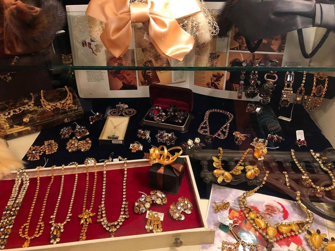 のインスタグラム：「🎄NEW DISPLAY🎄  大切なあの人へ、自分へのご褒美として… 今年のクリスマスのプレゼントに美しいコスチュームジュエリーを贈るのはいかがでしょう＊  宝石にも負けず劣らず、デザイン性の高い当時のイミテーションジュエリーは、特別な日のドレスアップには勿論、カジュアルスタイルの日にはずしアイテムとして取り入れるのも素敵です。  プレゼント包装も承っておりますので、お気軽にお申し付けくださいませ🎁  💌DMよりお問い合わせ/通販承っております💌  ------------------------------------ 🛍NUTTY通販について🛍 ------------------------------------- ＜ONLINE STORE＞ VINTAGE▶︎http://nutty.theshop.jp/ USED SELECT▶︎https://nuttyselect.official.ec/ （プロフィールページURLよりjump🕊） ㅤㅤㅤㅤㅤㅤㅤㅤㅤㅤㅤㅤㅤ ＜VIDEO CHAT SHOPPING＞ テレビ電話をお繋ぎして、リアルタイムでご案内いたします。詳細は過去の投稿をご覧ください。」