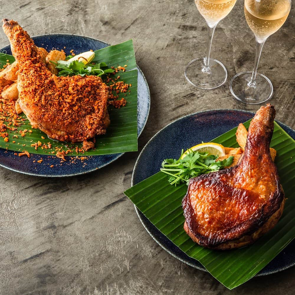 モンスーンカフェのインスタグラム：「. 🍗期間限定12/18～25🎄 クリスマス限定自家製ローストチキンが登場！ 皮はパリパリ、身は柔らかくジューシー！お店でひとつひとつ丁寧に仕込んだ、自家製ローストチキン😋インドネシアのサンバルソースを添えたローストキチン🇮🇩と、ピリッとスパイシーなデビルチキン👿の2種。 . 今年のクリスマス🎄はエスニック風ローストチキンで【おうちクリスマス】を！ . 販売店舗：代官山／お台場／舞浜イクスピアリ／たまプラーザ／恵比寿／自由が丘／ららぽーとTOKYO-BAY／表参道／さいたま新都心／ . 販売期間：12月18日（金）～25日（金）※数量限定販売、なくなり次第終了のため、お早めのご予約をおすすめいたします。 . #monsooncafe #モンスーンカフェ #エスニック料理 #エスニック #タイ料理 #ベトナム料理　#アジア料理 #アジアンフード  #大山鶏 #ローストチキン #クリスマス #ホームパーティー #Christmas #おうちクリスマス #おうちごはん #おうちカフェ #takeout #テイクアウト #おうちでモンスーンカフェ  #cafe #カフェ #カフェ巡り #自由が丘 #自由が丘グルメ #自由が丘カフェ」