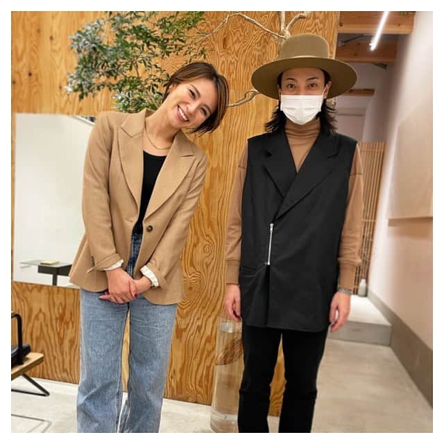 のインスタグラム：「#newhair 今更ですが、今回YouTubeでも撮影したバッサリカットは 大阪新町のLAND.さんで撮らせていただきました🌿 @land.shinmachi  オーナースタイリストの宮本さん @land.rocky  ほんとに切って良かった。 毎日思ってる🌻😝💖 #hair#ショートヘア#ショート#イメチェン」