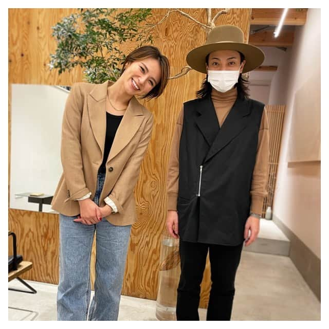 赤松悠実さんのインスタグラム写真 - (赤松悠実Instagram)「#newhair 今更ですが、今回YouTubeでも撮影したバッサリカットは 大阪新町のLAND.さんで撮らせていただきました🌿 @land.shinmachi  オーナースタイリストの宮本さん @land.rocky  ほんとに切って良かった。 毎日思ってる🌻😝💖 #hair#ショートヘア#ショート#イメチェン」12月2日 19時45分 - akamatsuyuumi