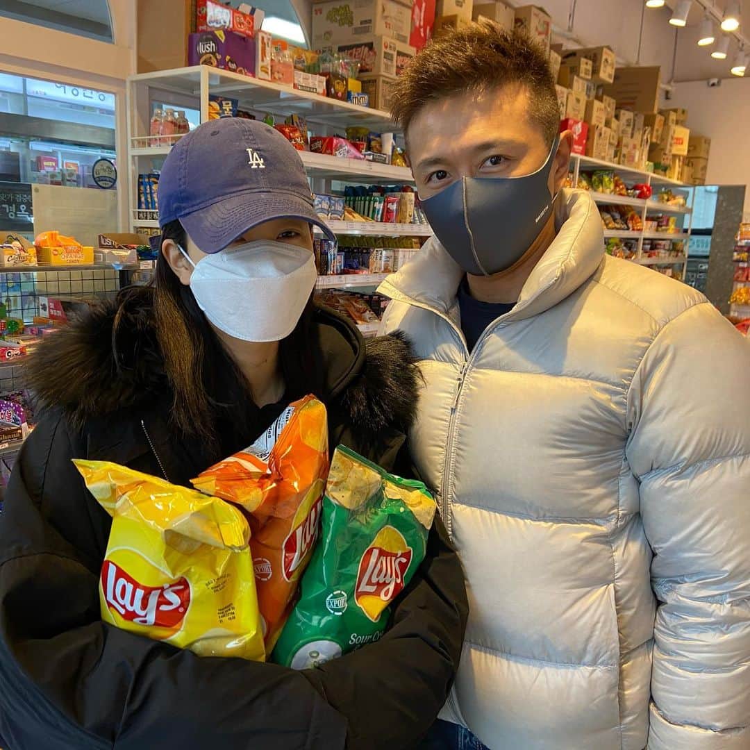パク・シウンのインスタグラム：「온가족 과자쇼핑~^^~ 딸은 들고있을뿐~사실 아빠과자들~😱 시침뚝 허니~😁👍 군것질 허니~🙈 맛나게묵어~😘ㅎㅎㅎ #무인과자점 #허니의놀이터 😆」