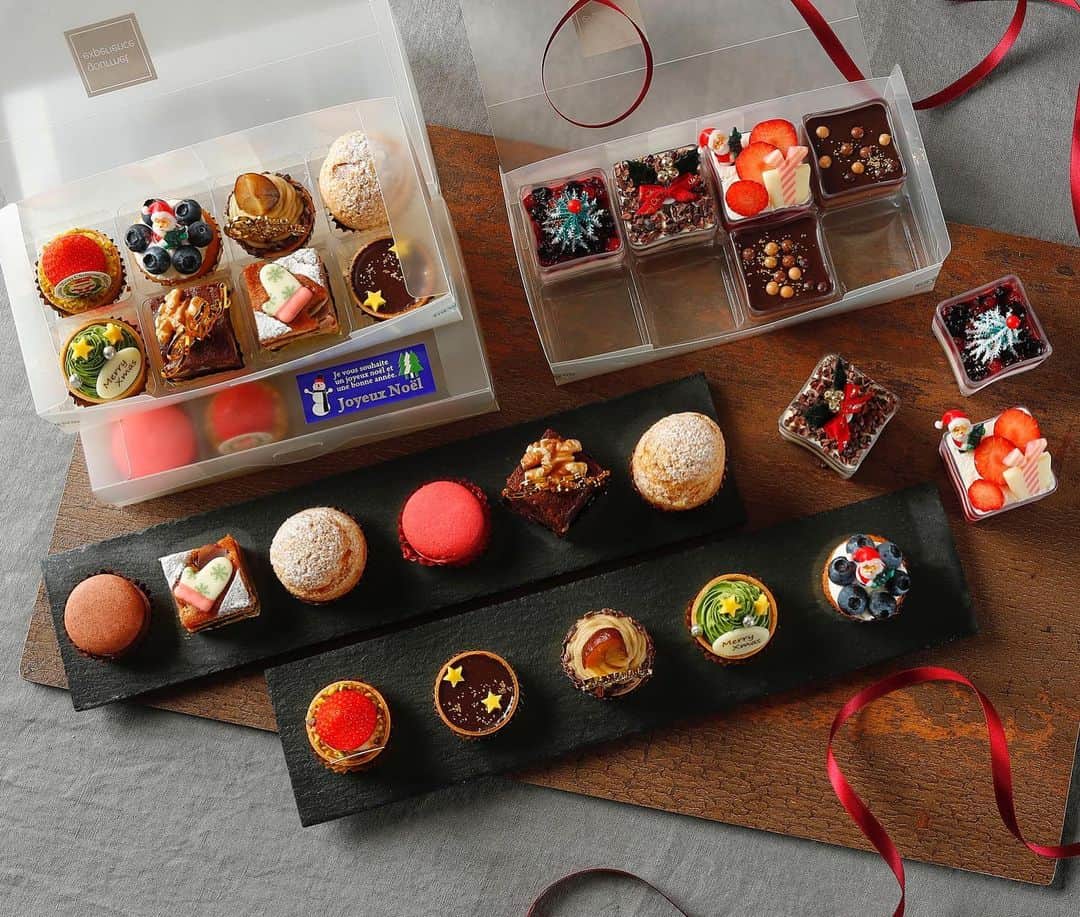 THE WESTIN TOKYO | ウェスティンホテル東京さんのインスタグラム写真 - (THE WESTIN TOKYO | ウェスティンホテル東京Instagram)「【クリスマスケーキご予約・12月11日まで】開けた瞬間に歓声が上がりそうなミニケーキのアソート「クリスマス ミナルディーズ」✨ デリで人気のシュークリームやモンブランなど、クリスマスデコレーションで美しく装った小さなケーキを華やかに詰め合わせました。 詳細はプロフィールのリンクより🔗  Share the love and happiness this year with our "Christmas Assorted Dessert Gift Box", a perfect Christmas present packed with irresistible delights✨  Featuring a charming collection of 32 beautifully crafted bite-sized festive favorites, it is guaranteed to make your celebration with friends and family more joyous and luxurious.  Click here to discover more of our delectable Christmas collection via our bio link🔗  #ウェスティンホテル東京 #クリスマス2020 #ホテル #東京 #クリスマス #ケーキ #クリスマスギフト #ショートケーキ #ミナルディーズ #クリスマスパーティー #クリスマスブレッド #スイーツ #グルメ #クリスマスケーキ #WestinTokyo #westin #hotel #Christmas #xmas #winter #christmasparty #christmascountdown #christmastime #christmas2020 #dessert #desserts #Christmascake」12月2日 19時50分 - westintokyo