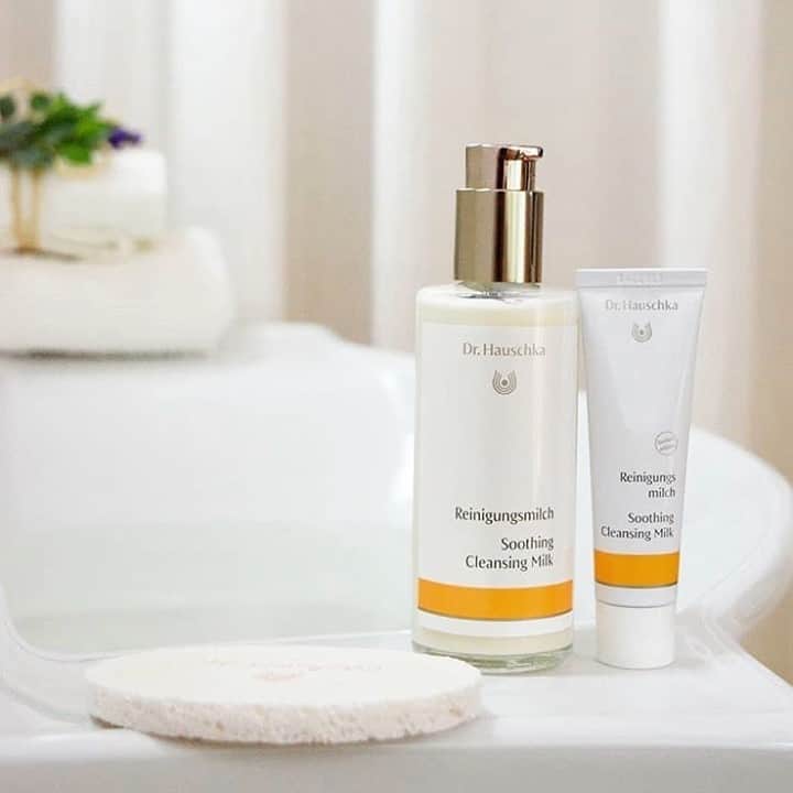 Dr. Hauschka Japan ドクターハウシュカのインスタグラム：「急に冷え込んで、本格的な冬の訪れを感じます⛄⁠ お肌の乾燥を感じることが多くなってきました。⁠ 乾燥が気になる今こそ、肌のバリア機能を守るクレンジングを大切にしたいですね🙂⁠ そんな時には、クレンジングミルクを手にとって⁠ ゆっくり顔をマッサージ、3～5分を目安に⁠ 手の平全体を使ってお肌の調子を確かめながら⁠ クレンジングを行います。⁠ .⁠ .⁠ ちょっと長いかな？という位ですが、⁠ 慣れると良いリラックス時間になります。⁠ ゆっくりとご自身の肌に触れてゆくことで、⁠ お肌の変化にも敏感になってゆきます。⁠ .⁠ .⁠ 界面活性剤フリーで、お肌のバリア機能を守りながら⁠ 洗うので、ぬるま湯で洗い流したあとには、⁠ 乾燥などでひりついたり、乾燥が気になっていたお肌も⁠ しっとりと落ち着いてゆきます。⁠ .⁠ .⁠ お肌がゆらぎやすい方や調子がすぐれない方は、⁠ まずはクレンジングを見直していただくのをおすすめしています🙂⁠ .⁠ .⁠  #Drハウシュカ#ドクターハウシュカ#ナチュラルコスメ#オーガニックコスメ#スキンケア#オーガニックスキンケア#ナチュラルメイク#敏感肌#ゆらぎ肌#クレンジング#クレンジングミルク#肌に優しい#ノーファンデ #ご自愛コスメ#在宅コスメ#おうち時間#肌質改善#おこもりケア#マイルドクレンジング#スキンケア好きさんと繋がりたい#オーガニックコスメ#オーガニックコスメ好きな人と繋がりたい#丁寧な暮らし#スキンケア難民#スキンケア大事#スキンケア#肌荒れ#オーガニック生活#シンプルケア#界面活性剤フリー」