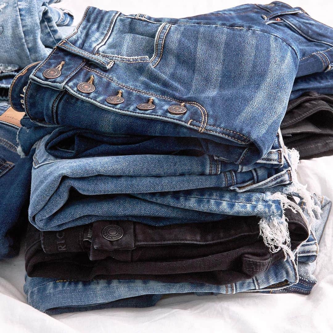 のインスタグラム：「🌟新しいCOZYJEANS🌟 内側がスウェットパンツのように着心地が良いストレッチデニムとなっており、暖かく快適に過ごせます。 最新のAEコレクションをオンラインでチェック！⇒www.aeo.jp  公式LINEをフォローしてスペシャルオファーなど様々な情報をゲットしましょう！☺  #AExME #AEJeans #AE＃americaneaglejp」