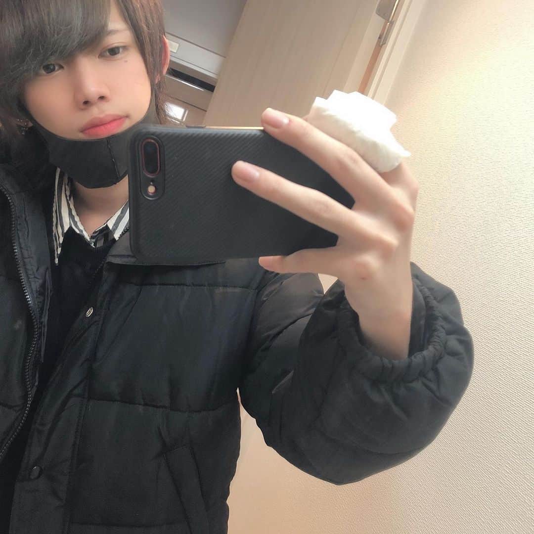 ゆうじのインスタグラム：「手から血が止まりません絆創膏ください」