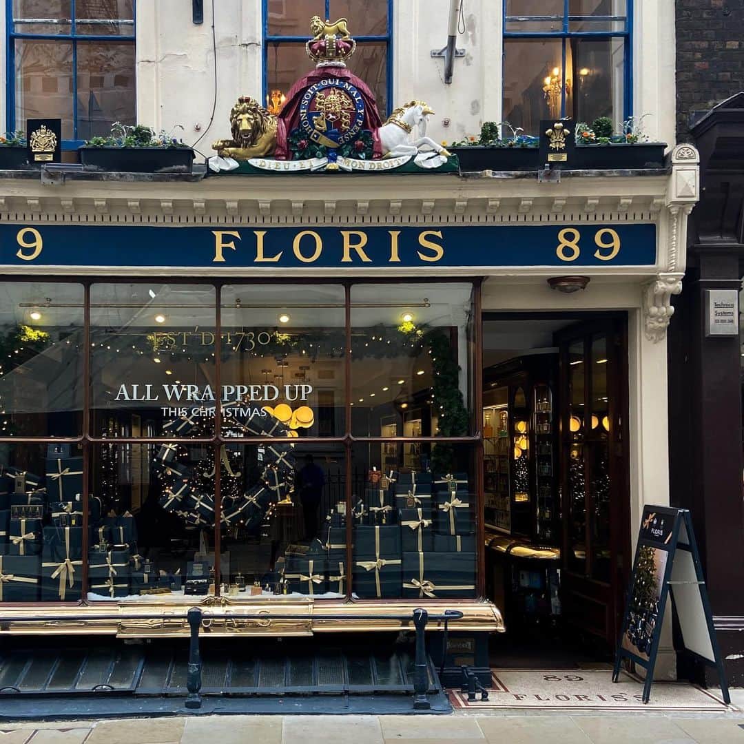 のインスタグラム：「We have opened the doors and are thrilled to announce the reopening of our shop at 89 Jermyn Street today.   For 290 years we have served our local community and we look forward to seeing you all again very soon.   #FlorisLondon #AllWrappedUp #JermynStreet #London #StJames #89JermynStreet #ChristmasShopping #ChristmasAtFloris」