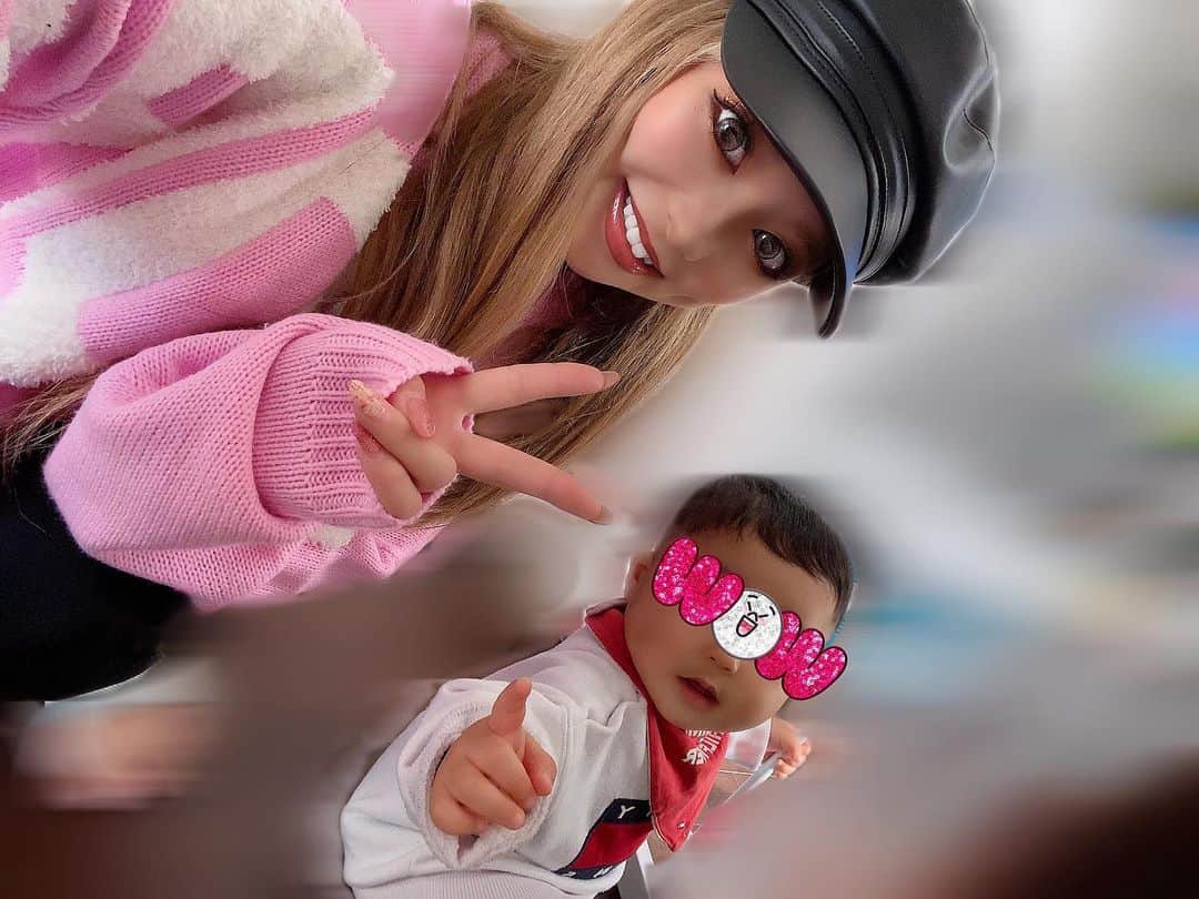 のインスタグラム：「. ハイチーズ📸って言うと ポーズしてくれる🧒🏻♡ なぜか☝️これ🤣💕 . . #次男#親子」