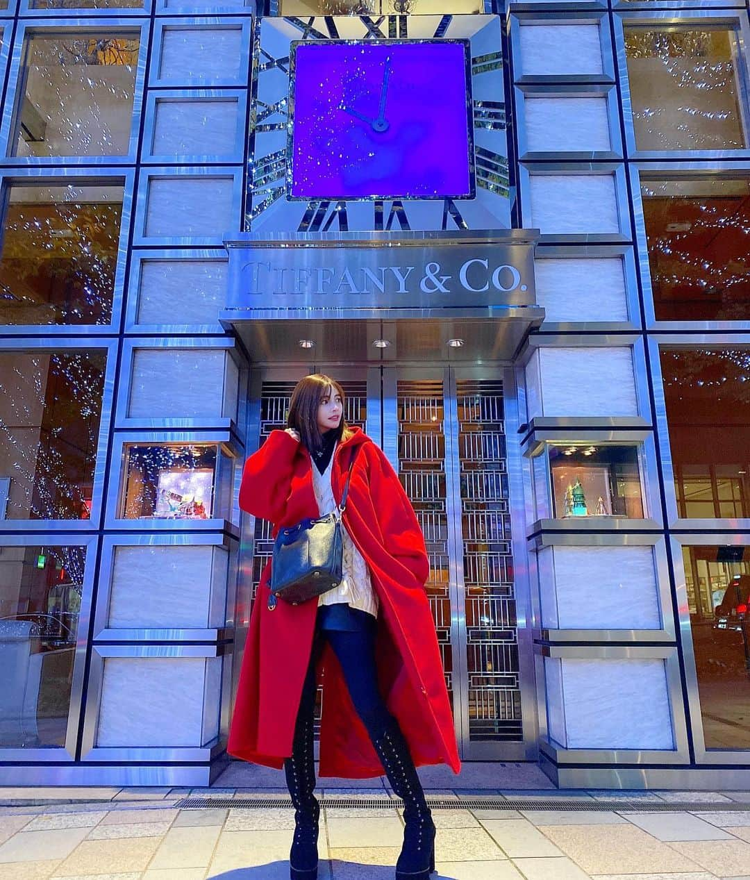 得あゆさんのインスタグラム写真 - (得あゆInstagram)「得あゆサンタ🎅inイルミネーション❄️ このコート真っ赤で可愛い❤️ coat : @balenciaga knit : @zara bag : @michaelkors ・ ・ ・ ・ ・ ・ ・ ・ ・ ・ #12月#写真集#師走#年末#クリスマス#クリスマスプレゼント#tiffany#赤#コート#サンタ#イルミネーション#綺麗#2020#車#クリスマスツリー#綺麗な景色#夜景#ナチュラルメイク#デート#クリスマスケーキ#インスタ映え#カメラ女子#グラビア#アクセサリー#illumination#christmas#christmastime#christmastree#coat#santaclaus」12月2日 19時56分 - tokuayu819