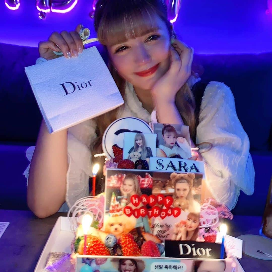 紗蘭さんのインスタグラム写真 - (紗蘭Instagram)「先日、11月29日で23歳になりました🎂♥️✨ 今年はコロナがあって海外とかに行けなかったけど、その分みんなが早い時間から時間作ってくれてお祝いしてくれました😭💕 今までで1番たくさんの友達にお祝いしてもらえて毎度毎度号泣😭💕w 改めて周りの人に感謝です😌✨ 29日になって、毎年おめでとうって言ってくれるファンの子たちも大好きだよ😭♥️♥️♥️ 23歳も頑張ります🙊💕💕💕 #今年もらったケーキたち全部クオリティ高すぎる #お酒好きだけどケーキに1800きつい #みんなの事が大好き #mybirthday #birthdayparty #birthday」12月2日 19時57分 - saracchidayo