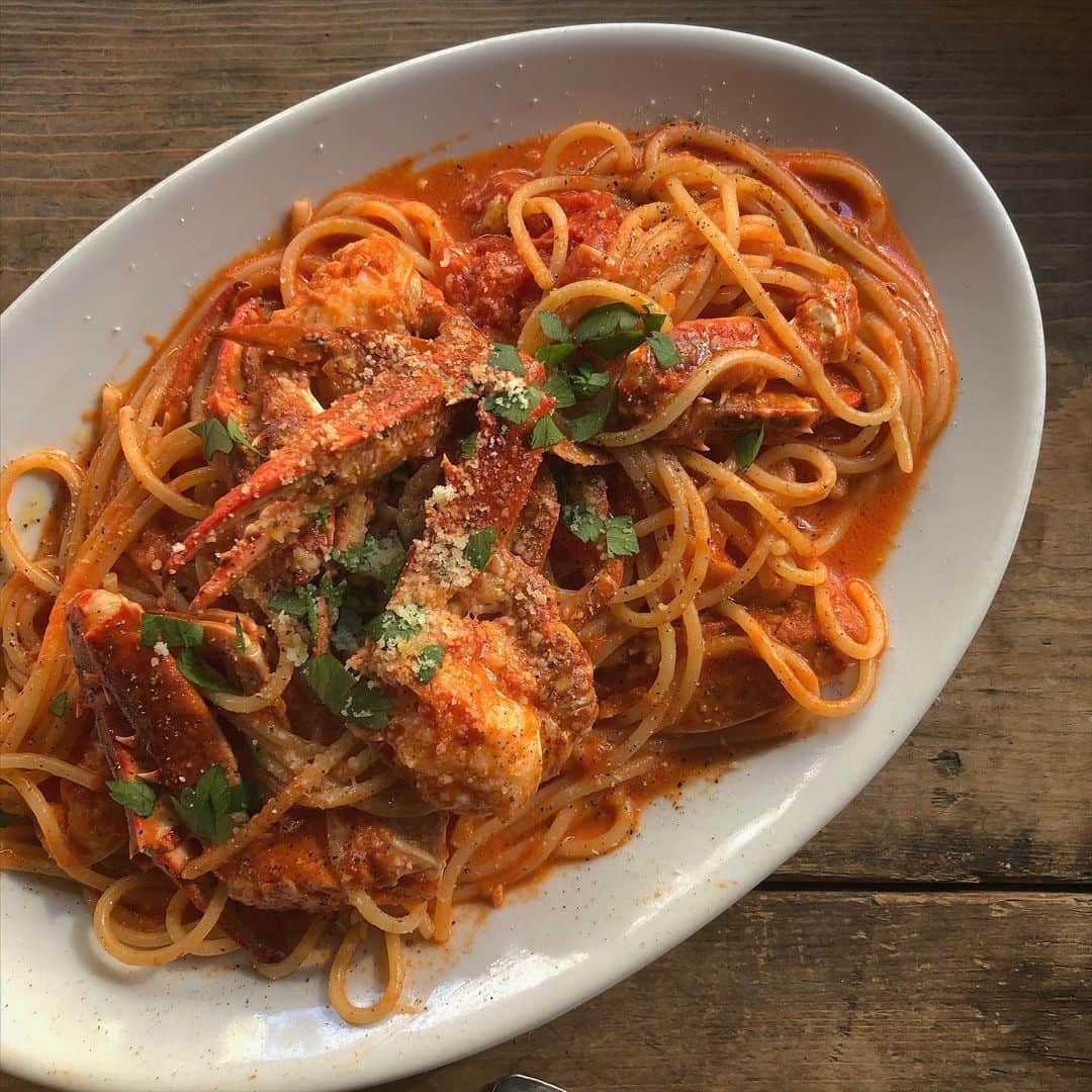 北原 一樹さんのインスタグラム写真 - (北原 一樹Instagram)「＊Blue crab tomato cream pasta  ワタリガニのトマトクリームパスタ  【材料】 スパゲッティ:100g（1.8mm） ワタリガニ:150g トマトソース:180ml 生クリーム:20g パスタ湯:50〜100ml バター:10g パルメザンチーズ:10g チキンコンソメ:小さじ1/4 白ワイン:15ml ニンニク:1ヶ 鷹の爪:1本 エクストラバージンオイル:少量  フライパンにオリーブオイル少量と潰したニンニク、種を抜いた鷹の爪を入れて弱火で加熱。 ふつふつとしてあったまってきたらワタリガニを入れる。 中火にし、両面炒めて色が変わったら香り付けに白ワインを入れる。  トマトソース、パスタ湯、チキンコンソメ、入れ5分ほど弱火でに煮る。（出汁を出すためパスタ湯入れてます） 塩辛っければお水いれて調整。  生クリーム、バターを入れ、茹であがったパスタとパルメザンチーズと一緒に絡める。 水分が少ない時はパスタ湯で調整。 仕上げに香り付けにエクストラバージンオイルも絡めて。  スーパーで298円で売っていたので低コスパ、プチ豪華ご飯🦀🍝  #ワタリガニ#パスタ#ワタリガニのトマトクリームパスタ#bluecrab#pasta#tomatocream#chanminkitchen#ちゃみのごはん」12月2日 19時57分 - kchanmink_