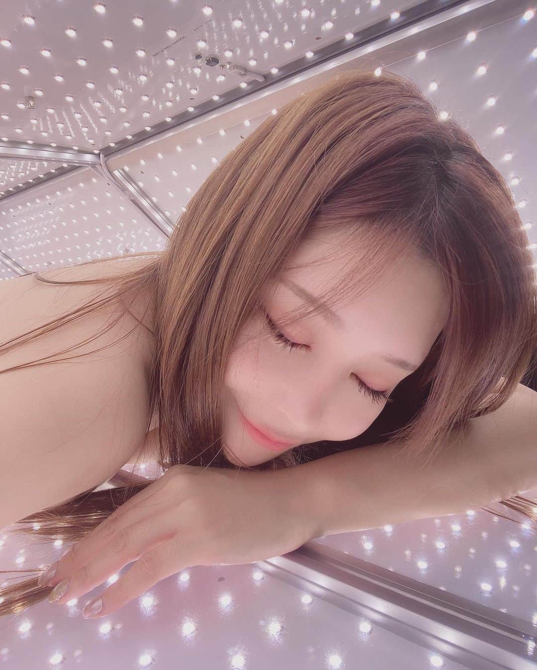 のインスタグラム：「日本初の全身360度美白専門サロン @be_white___official   全身にキラキラの光を浴びて美白が出来るもの🤍  上がbefore、下がafterですが、一回でも白くなるのが分かります！凄い👀 くすみが抜けて透明感が増しました👼✨  あったかくてぽかぼか 汗もかくので気持ち良いですよ〜 マシン中でも携帯使えるので中からの景色を撮ってみました✨ 撮った後は爆睡してました笑  照射後には酵素ドリンク🥤 店内がホワイトで綺麗で好みの内装でした🤍  #BeWhite#ビーホワイト#美白専門サロン#美白サロン#美白 #bihaku #whiteskin#whitesalon #酵素ドリンク #beautywhite #代謝アップ #ブライトニング」