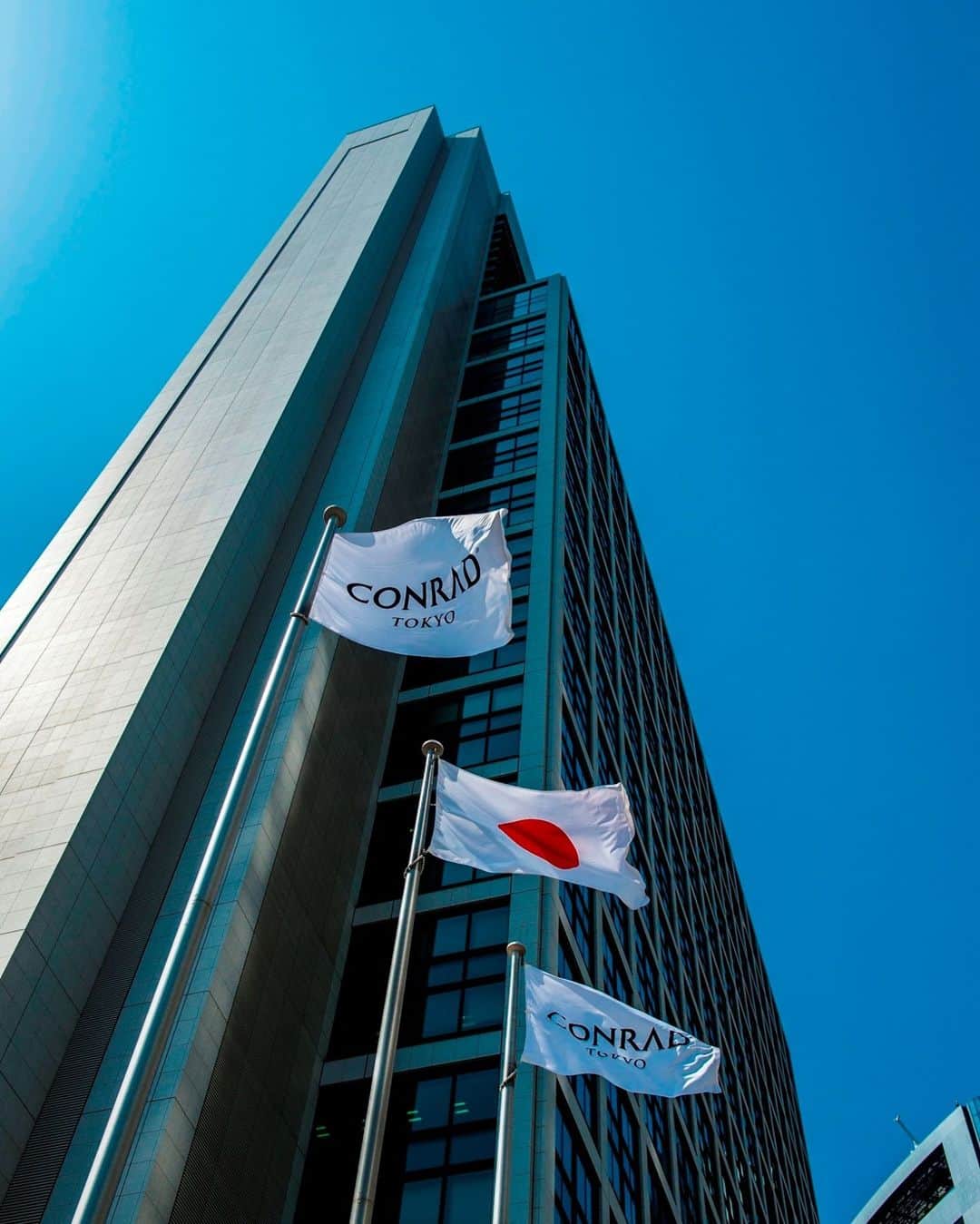 Conrad Tokyoのインスタグラム：「Go Toトラベルと合わせてご利用いただくことができ、最大15％OFFになる「早期割りプラン」をご用意しております。キャンセル料が気になるお客様にご安心いただけるよう、キャンセルは3日前まで承っております。この機会にコンラッド東京でのご滞在をぜひお楽しみください。  We have an early discount plan that can be used in combination with the Go To Travel campaign and offers up to 15% off. Cancellations are accepted up to 3 days in advance so that customers who are concerned about the cancellation fee can rest assured. Please take this opportunity to enjoy your stay at Conrad Tokyo!  Share your own images with us by tagging @conrad_tokyo  —————————————————————  #コンラッド東京 #コンラッド #汐留 #ステイケーション #ホテルステイ #GoToキャンペーン   #ConradTokyo #Conrad #Tokyo #staycation #gototravel」