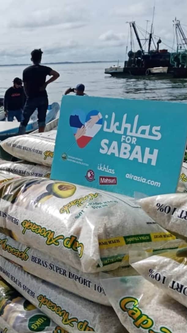 エアアジアのインスタグラム：「@ikhlasdotcom sending the relief and love together with Eastern Sabah Security Command (ESSCOM) - spreading wings to several islands and villages, ensuring the basic needs arrived safely to the affected families.  Although #IKHLASForSabah Campaign has ended, this is not the end. "We will meet again, connecting you and your loved ones!" - Ikhlas  Follow @ikhlasdotcom for latest updates and activities.」