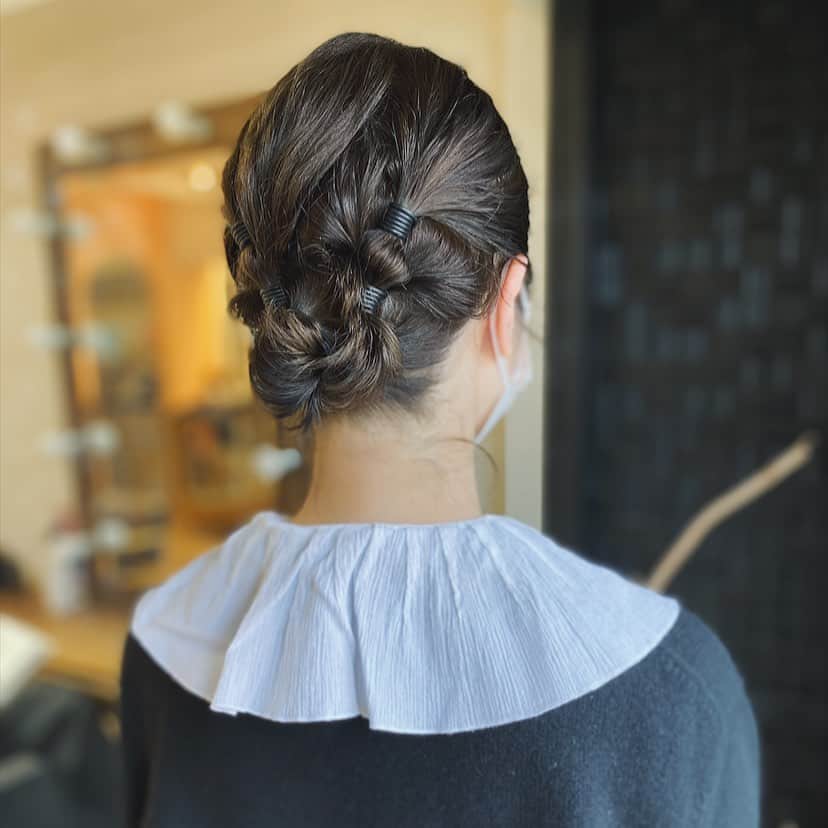 のインスタグラム：「透き通るブルーグレーカラーと シリコンゴムの黒ver.arrange ♡ 黒もレザーぽくって見えて可愛いよ〜 (ただのゴムなのに。。。)」