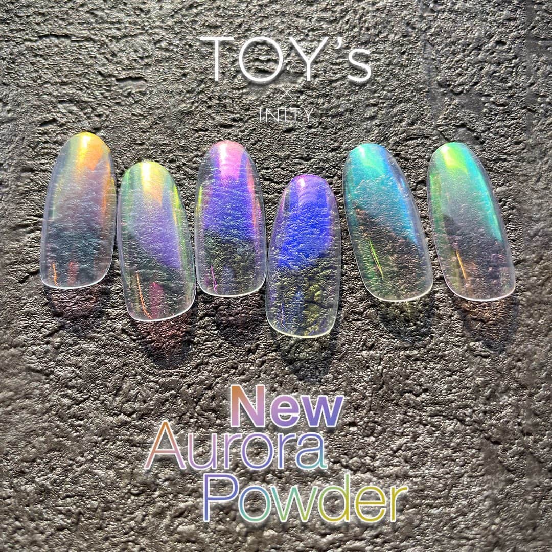 initygel_officialさんのインスタグラム写真 - (initygel_officialInstagram)「New Aurora Powder by TOY’s @toysbyinity   従来のオーロラパウダーよりも強くオーロラカラーが発色🌈🌈 光の当たり方次第で色々なカラーが楽しめちゃいます🍭  カラー種類 ・T-NA01 オレンジ オレンジベースのニューオーロラパウダー ・T-NA02 ピンク ピンクベースのニューオーロラパウダー ・T-NA03 パープル パープルベースのニューオーロラパウダー ・T-NA04 ブルー ブルーベースのニューオーロラパウダー ・T-NA05 グリーン グリーンベースのニューオーロラパウダー ・T-NA06イエロー イエローベースのニューオーロラパウダー  全6色となります✨ 今回も、6色SETがございますので、何色を買ったらいいかわからない。 全部かわいいから全部！と思っていただける方は全色がオススメ♪  TOY’s第5弾アイテム 今年最後の新商品、とってもかわいいニューオーロラパウダー TOY’s商品すべてオススメですが、その中でもオススメ中のオススメ商品です♪ 手にしていただいたら、すぐに可愛さを実感できると思います🥺 皆様よろしくお願いいたします🙇‍♀️🙇‍♂️  お手持ちのフラッシュカラーグリッターとニューオーロラパウダーを合わせると㊙️㊙️ またそちらは別でUPさせて頂きますね🤗  発売日.発売場所 2020.12月上旬〜中旬予定 TAT各店舗にて発売予定 2020.12月上旬〜中旬予定　TATオンラインショップ ↑ 確定次第またご報告させて頂きます。  内容量　0.5g 定価　1,425円(税抜)  #9-50  #newaurorapowder #ニューオーロラパウダー #toysbyinity #フラッシュネイル #トイズ #toys #フラッシュカラーグリッター #ドリームパウダー #オーロラパウダー #オーロラパウダーネイル #オーロラネイル #auroranails #nails #gelnails #nailshoptat #tat #initygel #inity #アイニティジェル #美甲 #美甲設計 #フラッシュパウダー」12月2日 20時03分 - initygel_official