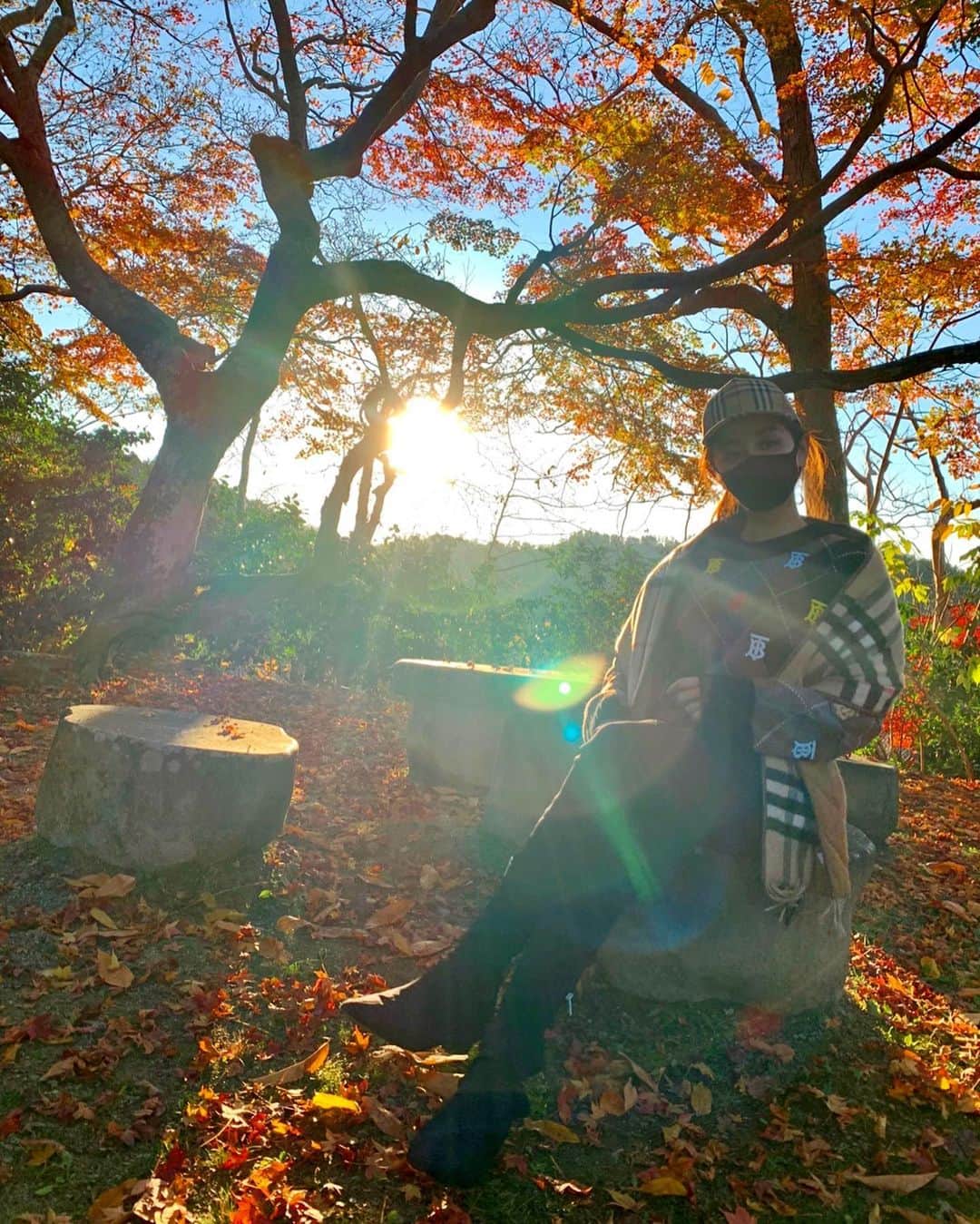 のインスタグラム：「I ♡ @burberry  　 親子ペアニット🧶  ストールとキャップもBurberry❤️  主人の仕事に同行して滞在していたロンドンで アパートメントがバーバリーの本社のすぐ近くだったこともあり、改めて素敵だなぁと、大好きになったブランド🇬🇧  ・・・  #burberry  #love #happy #family #mamalife #ootd」