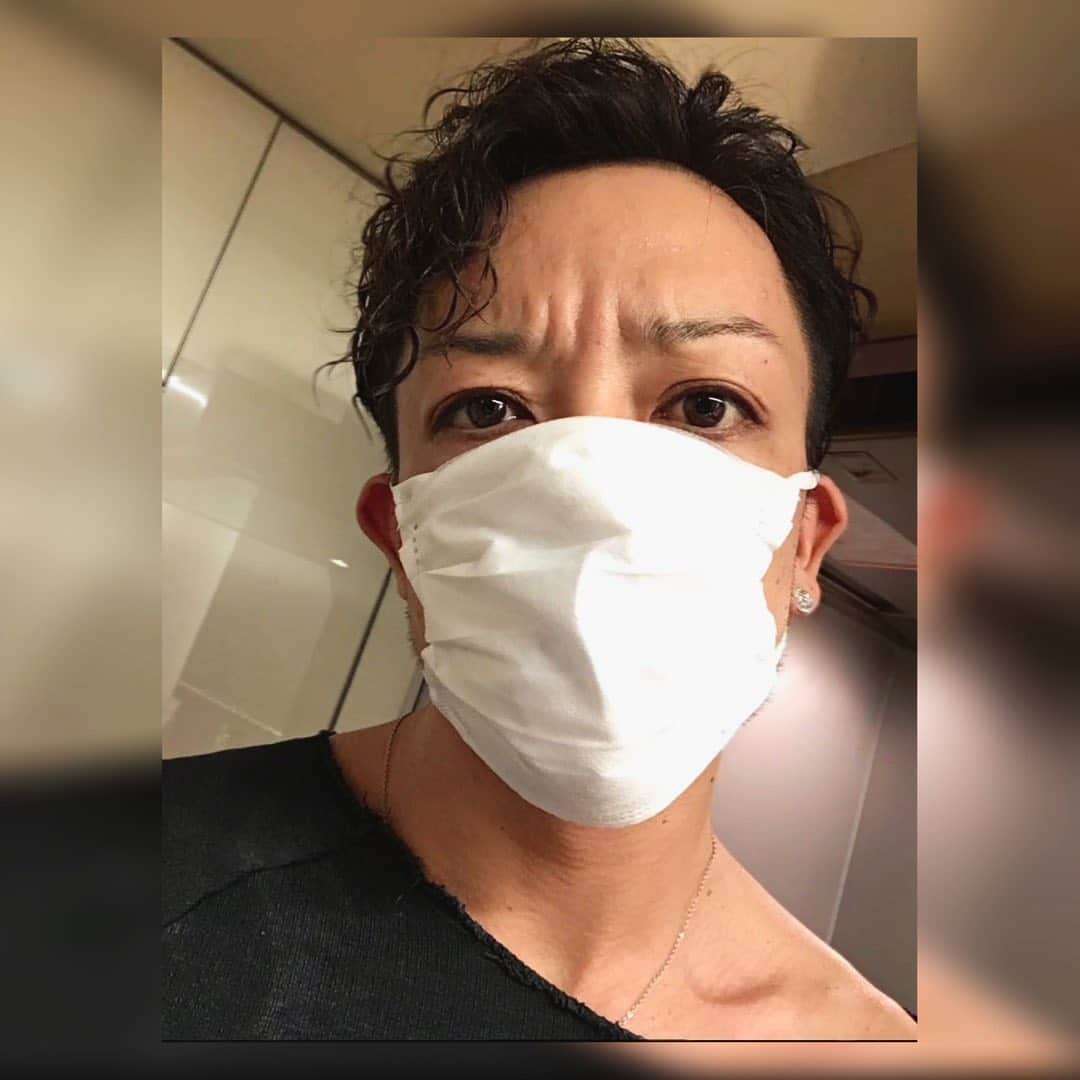 SHU-YAのインスタグラム：「黒髪うねる系も嫌いじゃないんだけどなあ。 飽きたからまた明るくしよ💇‍♂️ . #ワンショルダー #キモめ」