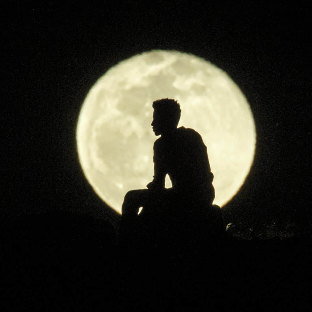 AFP通信さんのインスタグラム写真 - (AFP通信Instagram)「AFP Photo 📷 @yasuyoshi_chiba - An Ehiopian man, who fled the Ethiopia's Tigray conflict as a refugee, watches the rising Moon on top of a hill at Um Raquba refugee camp in Gedaref, eastern Sudan, on December 1, 2020. More than 45,000 people have escaped from northern Ethiopia since November 4, after Prime Minister Abiy Ahmed ordered military operations against leaders of Tigray's ruling party in response to its alleged attacks on federal army camps.」12月2日 20時07分 - afpphoto