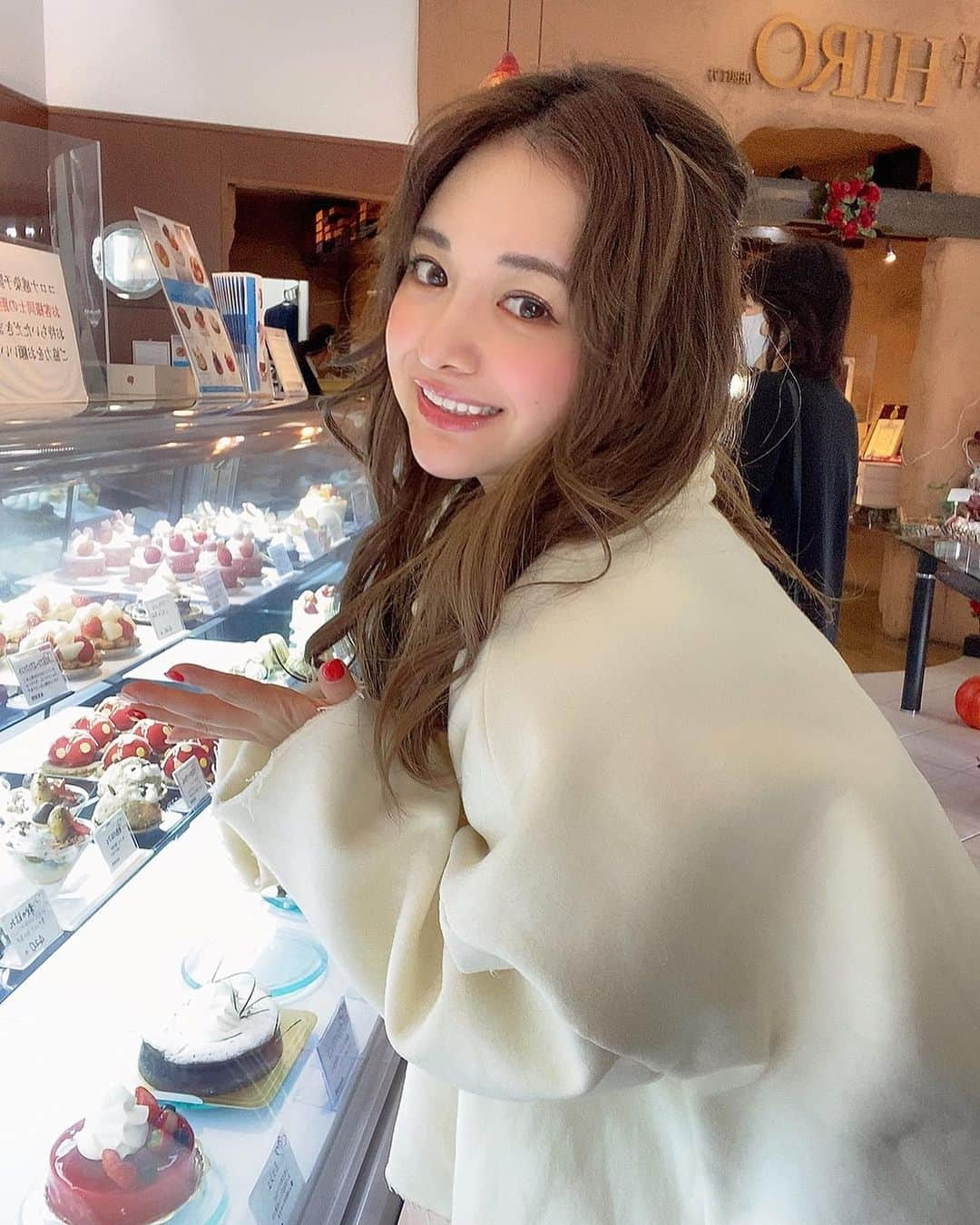 平松可奈子さんのインスタグラム写真 - (平松可奈子Instagram)「私の地元、東海市の太田川駅にて 今年もウィンターイルミネーション太田川in2020が開催されています❄️ 太田川駅では 私の大きなポスターやパネル 1時間起きにメッセージボイスが 流れたりしています♡ イルミネーションとっても 綺麗でした、、🎄✨ また5店舗のケーキ屋さんと コラボスイーツも展開。 購入した方にはポストカードが。 今日はお菓子のマリエさんへ🍰 @chouette_latte  コーデで🎶 . 大好きな地元でこんなに大きく 自分がいるなんて…感動です。 これからも東海市を沢山PRできるように頑張ります🥰 . #ウィンターイルミネーションin太田川2020  #イルミネーション　#お菓子のマリエ　#シュエラテ　#おでこ」12月2日 20時08分 - 11kanaco14