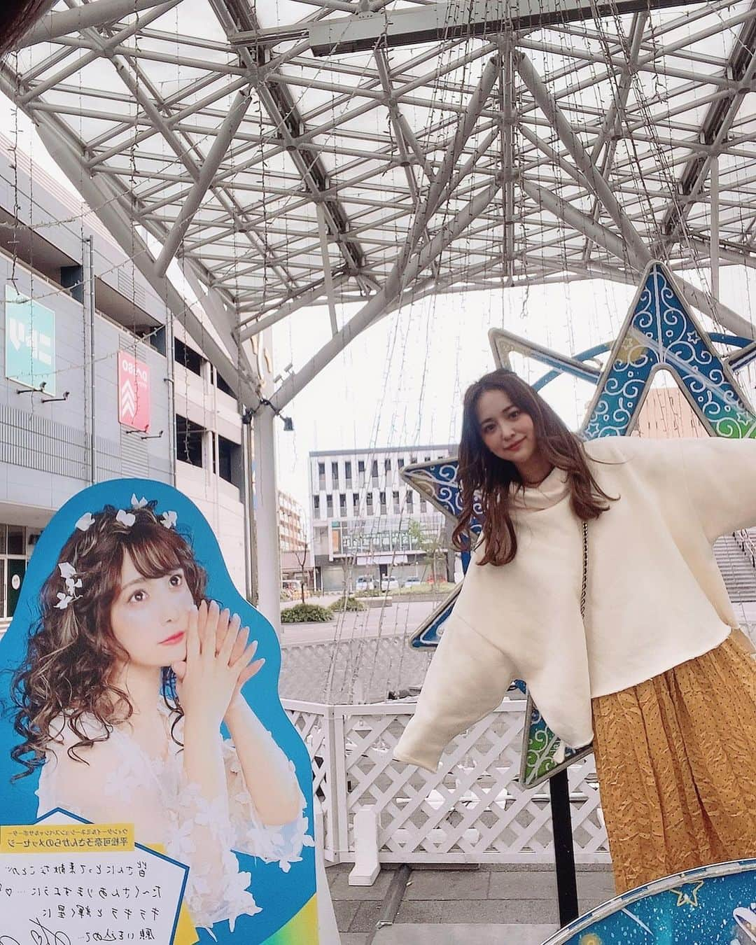 平松可奈子さんのインスタグラム写真 - (平松可奈子Instagram)「私の地元、東海市の太田川駅にて 今年もウィンターイルミネーション太田川in2020が開催されています❄️ 太田川駅では 私の大きなポスターやパネル 1時間起きにメッセージボイスが 流れたりしています♡ イルミネーションとっても 綺麗でした、、🎄✨ また5店舗のケーキ屋さんと コラボスイーツも展開。 購入した方にはポストカードが。 今日はお菓子のマリエさんへ🍰 @chouette_latte  コーデで🎶 . 大好きな地元でこんなに大きく 自分がいるなんて…感動です。 これからも東海市を沢山PRできるように頑張ります🥰 . #ウィンターイルミネーションin太田川2020  #イルミネーション　#お菓子のマリエ　#シュエラテ　#おでこ」12月2日 20時08分 - 11kanaco14