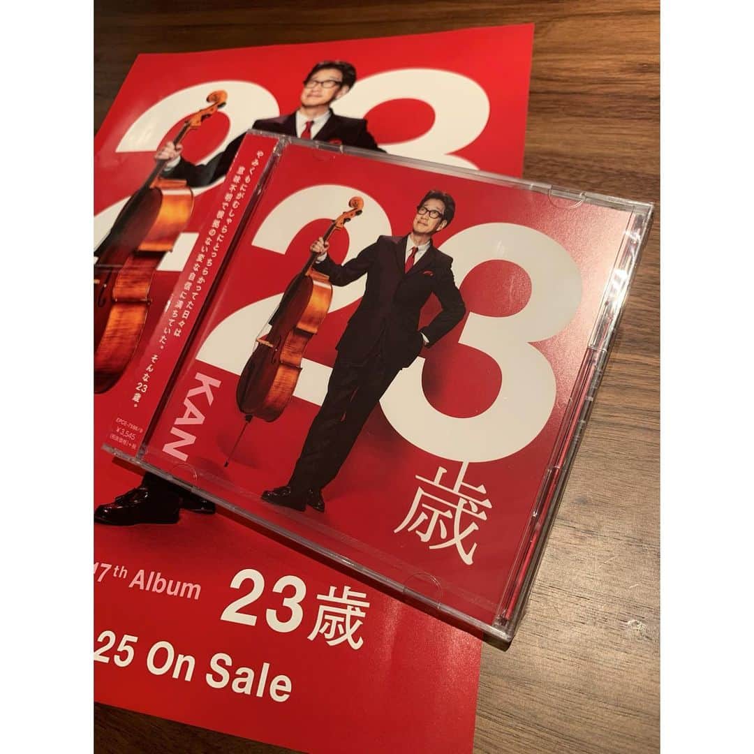 VANRIさんのインスタグラム写真 - (VANRIInstagram)「* 大阪の思ひ出① * . すっごく久しぶりのホールライブ🎶 やっぱり生演奏・生歌は良いですねぇ 演出も今までで一番と言っていい程 遊び倒していて声出しちゃいけないのに 何回も大声で笑っちゃいましたw LIVEの感想は書き出したら止まらないので 心の中にしまっておきます。。笑 最後の写真は去年11月兄とKANさんの 弾き語りばったりにお邪魔した時の。 また来年も生歌・生演奏が聴けますように…🙏🏻 #KANさん17枚目のアルバム #23歳 #という曲も良いけど #エキストラ #鬼リピしてます #ポップミュージック は #KANさんのダンスが脳裏をよぎります笑」12月2日 20時08分 - vanri0121