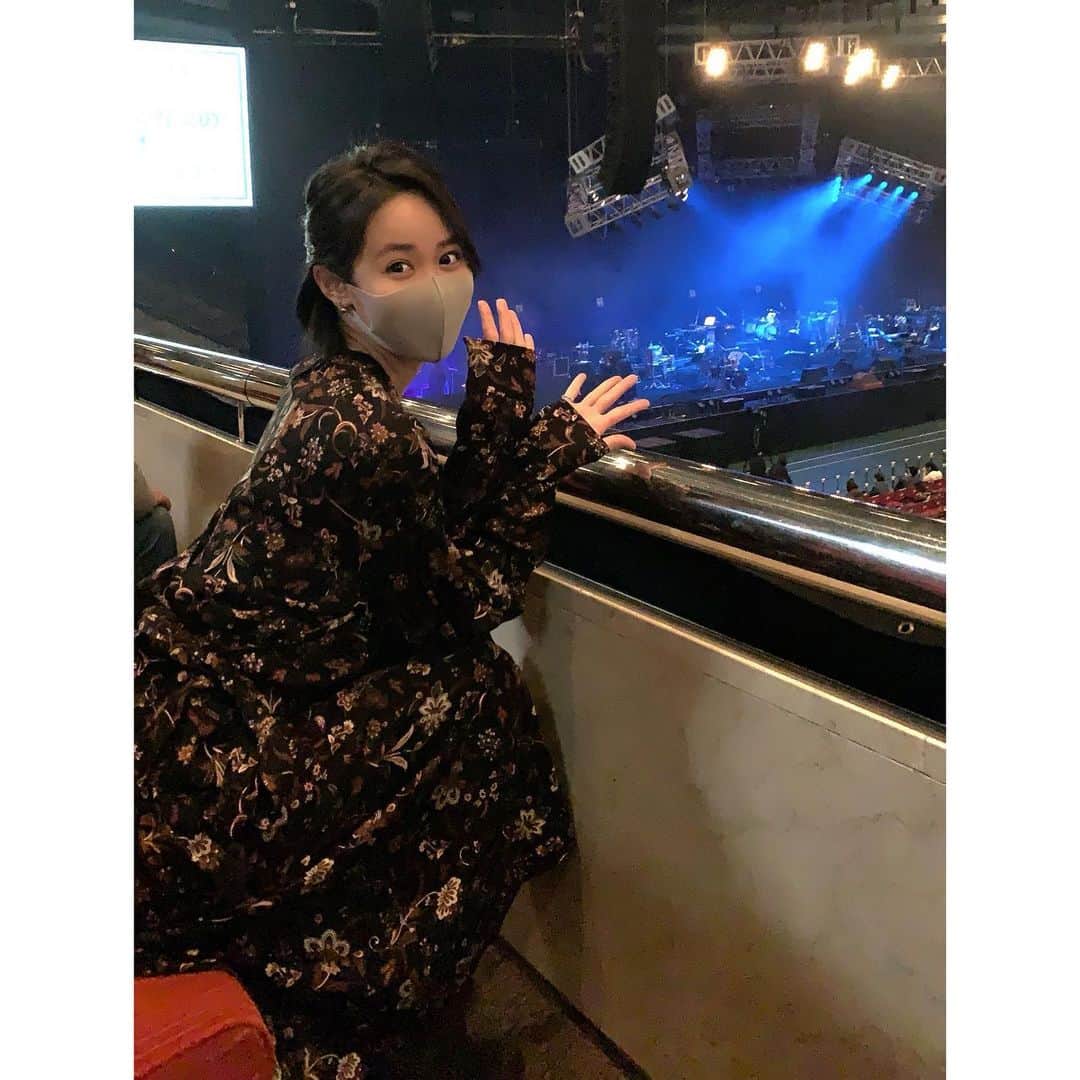 VANRIのインスタグラム：「* 大阪の思ひ出① * . すっごく久しぶりのホールライブ🎶 やっぱり生演奏・生歌は良いですねぇ 演出も今までで一番と言っていい程 遊び倒していて声出しちゃいけないのに 何回も大声で笑っちゃいましたw LIVEの感想は書き出したら止まらないので 心の中にしまっておきます。。笑 最後の写真は去年11月兄とKANさんの 弾き語りばったりにお邪魔した時の。 また来年も生歌・生演奏が聴けますように…🙏🏻 #KANさん17枚目のアルバム #23歳 #という曲も良いけど #エキストラ #鬼リピしてます #ポップミュージック は #KANさんのダンスが脳裏をよぎります笑」