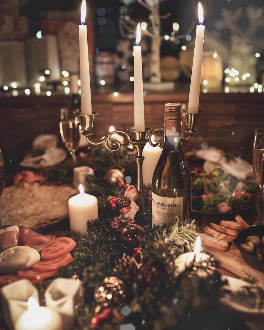 島野ミキのインスタグラム：「・ ・ 📍 @diner1208  写真最後から2枚目のイケてるオーナー レン様のお店で クリスマスディナーの撮影をしました🎄 テーブルコーディネート&コースのメニューも 提案させてもらい "Xmas女子会プラン"を作って頂きました✨ とにかく美味しくて飲み放題も付いて¥4000‼️‼️ 空間はこれでもかってくらい クリスマスを感じられます❤️🥰 しかも私のインスタ見たって言ってもらえれば ワイン1本プレゼント🎁🍷😍✨ 今年のクリスマスは @diner1208 へ⁽(◍˃̵͈̑ᴗ˂̵͈̑)💕 大人なXmasを‥ ・ ・ #クリスマス#クリスマスディナー#クリスマスパーティー#パーティー#女子会 #Xmas#Christmas#party#忘年会#dinner#太田#グルメ#群馬グルメ#太田グルメ#ぐーちょきパスポート #太田市レストラン  #instafood #インスタフード #gotoeat  #食べるの大好き #肉 #gotoキャンペーン #飲み放題 #ハンバーガー #デート #カップル #飲食店がんばろう #アメリカン#ストップコロナ対策認定店#ウエスタン酒場DINER」