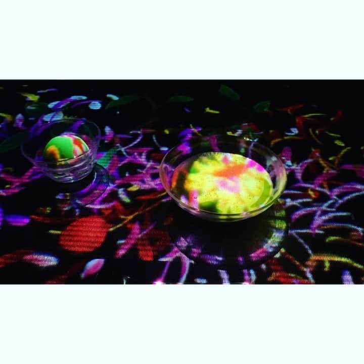 七瀬遥のインスタグラム：「宇宙空間にいる✨✨🪐🪐✨✨ そんな錯覚に陥る😆 不思議な感覚になった😳🌏💕 異空間✨✨動くARTは本当に面白いなぁ😃🌟 とっても素敵でした💖  #teamLabo#チームラボ#宇宙空間#楽しい#美しい#ART#宇宙#cafe#tea#beautiful#fun#good#friend#happy#love#happiness#good#smile#tokyo#japan」