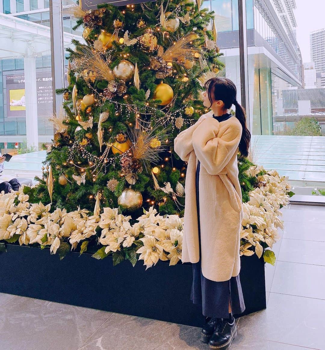 根岸愛のインスタグラム：「👗✨👗 本日のお洋服👗 WCJ(@wcjapan ) コートがリバーシブルでモコモコを上に着ても中に来ても良くて使い分けできて可愛いしあったかいです🥺💕 1枚目と2.3枚目でチェンジしてます！ フェイクムートンリバーシブルコート&アシメストラップキャミワンピース #fashion #wcj #wcjapan #winter #ねぎ私服 #ねぎしふく #コート #ワンピース」