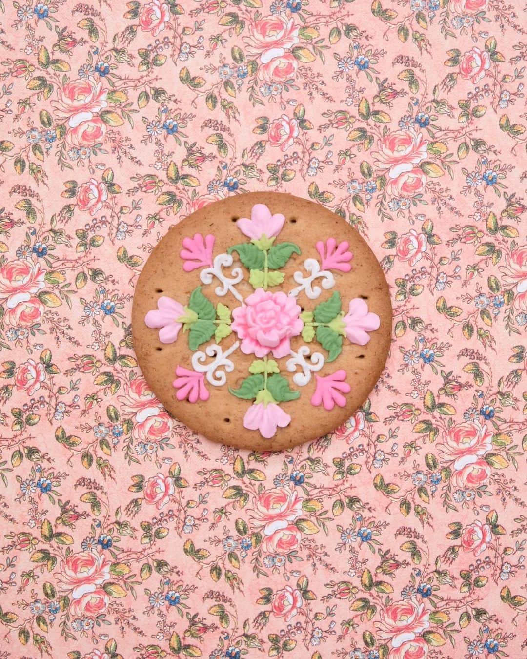 KUNIKAのインスタグラム：「Special decorated McVitie's biscuit🌹💞  今日でイギリスはようやくロックダウンが終わり、です...!! 引き続き健康に気をつけながら、とりあえず作業バサミと食器と花瓶を探しに行きたい💐 あと美味しいパン食べに行きたい、な！  #artofkunika」