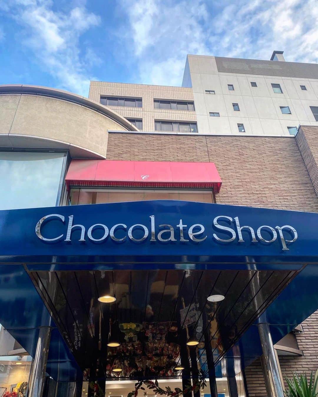 りなてぃさんのインスタグラム写真 - (りなてぃInstagram)「﻿ ﻿ ﻿ ﻿ 教えてもらったチョコのお店🍫﻿ ﻿ 🚩福岡市博多区 【 Chocolate Shop 】﻿ ﻿ 美味しそうなチョコがずらーっと並んでて﻿ しあわせ空間でした🤦🏻‍♀️💓﻿ ﻿ わたしは石畳の生チョコ🍫にしたよ！！﻿ もう本当にとろっとろにとろけた🤤﻿ ﻿ おいしかったなぁあ🥺﻿ あれはプレゼントとかであげるのも﻿ めちゃくちゃありだね🎁！！！！！！﻿ ﻿ ﻿ ﻿ そしてこの日はブラックコーデでした🖤﻿ ﻿ オールブラックのときのアクセは﻿ シルバーだとかっこよくなるし﻿ ゴールドだと大人上品な感じになるね🤤💓﻿ ﻿ このニット何年か前のなんだけど﻿ これに似た白のニットを今年SLYで買った😂💭﻿ ﻿ ﻿ #りなてぃースタイル 🌵❤︎﻿ ﻿ knit〻 @jeanasis_official  pants〻 simplicite﻿ shoes〻 @sheltter_official  bag〻 @maisonmargiela  pierce〻 @merue_official  ﻿ @marcjacobs  ノベルティーでもらったタンブラーのサイズが﻿ ちょうど良すぎて愛用してる🙊💓﻿ ﻿ ピアスは金曜一般発売のコットンパール！﻿ これすんごい人気だった😳💓﻿ ﻿ ﻿ #jeanasis #margiela #sheltter #ジーナシス #シェルター #マルジェラ﻿ #merue #メルエ #アクセサリー﻿ #カラコン #ootd #outfit #coordinate﻿ #コスメ好き  #自まつ毛メイク #りなてぃー ﻿ ﻿ ﻿ 明日ものすごくやること溜まってるので﻿ 今日は早めに切り上げて寝ようと思う😪﻿ ﻿ ﻿ ﻿ ﻿ ﻿」12月2日 20時11分 - rinatea_25