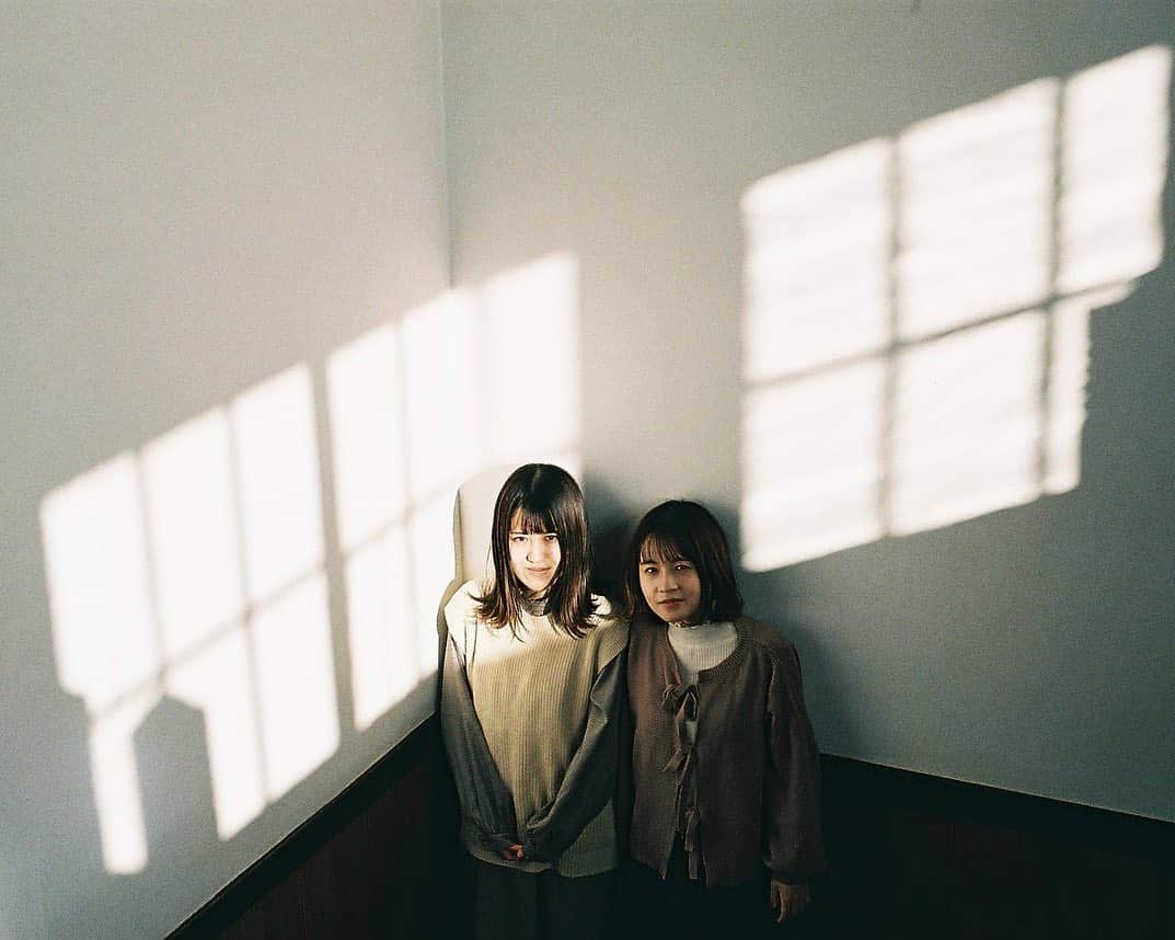 Masaさんのインスタグラム写真 - (MasaInstagram)「. . . ▶︎▶︎▶︎ Swipe . . いい光だった✨ . コメクロで🚪 . . 撮影日 : 2020年11月14日 . #まさ35 #エビプリ #35mm #nikon #nikonf2  #instagramjapan #igersjp #tokyocameraclub #team_jp_  #art_of_japan_ #photogenic_jp #GPW_members_only  #good_portraits_world #film_jp #film #フィルム #film_com #filmcamera #filmphotography #portrait #ポートレート #photogram_archive #todays_blue_collection #team_jp_ #滋賀 #shiga #何気ない瞬間を残したい #jp_portrait部 #廃校」12月2日 20時12分 - masa_nikonist