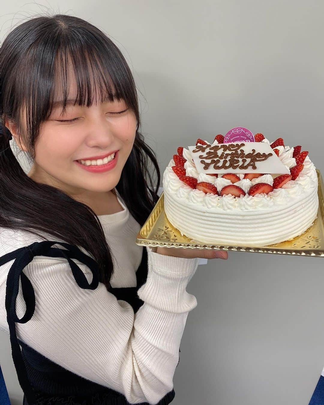 島崎友莉亜さんのインスタグラム写真 - (島崎友莉亜Instagram)「. こないだ18歳になりました🎂🎀 ありがとうございました！！ 愛を届けられる強いアイドルになりたい！  #誕生日 #誕生日ケーキ #18歳 #アイドル #アプガ2 #島崎友莉亜 #バースデーメッセージありがとうございます♡」12月2日 20時12分 - yuria_shimazaki_uug2ki