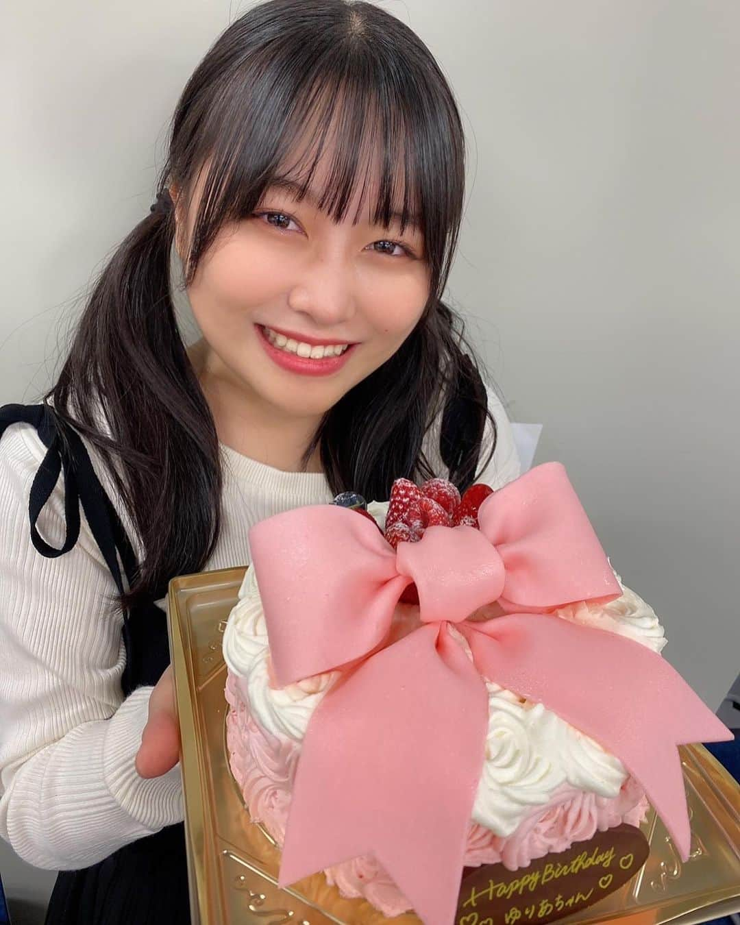 島崎友莉亜さんのインスタグラム写真 - (島崎友莉亜Instagram)「. こないだ18歳になりました🎂🎀 ありがとうございました！！ 愛を届けられる強いアイドルになりたい！  #誕生日 #誕生日ケーキ #18歳 #アイドル #アプガ2 #島崎友莉亜 #バースデーメッセージありがとうございます♡」12月2日 20時12分 - yuria_shimazaki_uug2ki