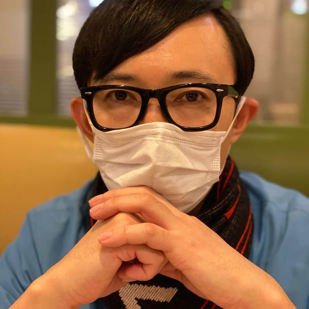 のインスタグラム：「先程、おいでやすこがのM-1準決勝のネタ出番を終えました。  観てくれた皆さん、ありがとうございました。﻿ ﻿ 頼む。 ﻿ いってくれ。﻿ ﻿ と、思いながら結果発表まで﻿ ﻿ 小田さんがスマホをいじるのを見守る時間です。﻿ ﻿ #M-1準決勝﻿ #こがけん﻿ #おいでやす小田﻿ #おいでやすこが」