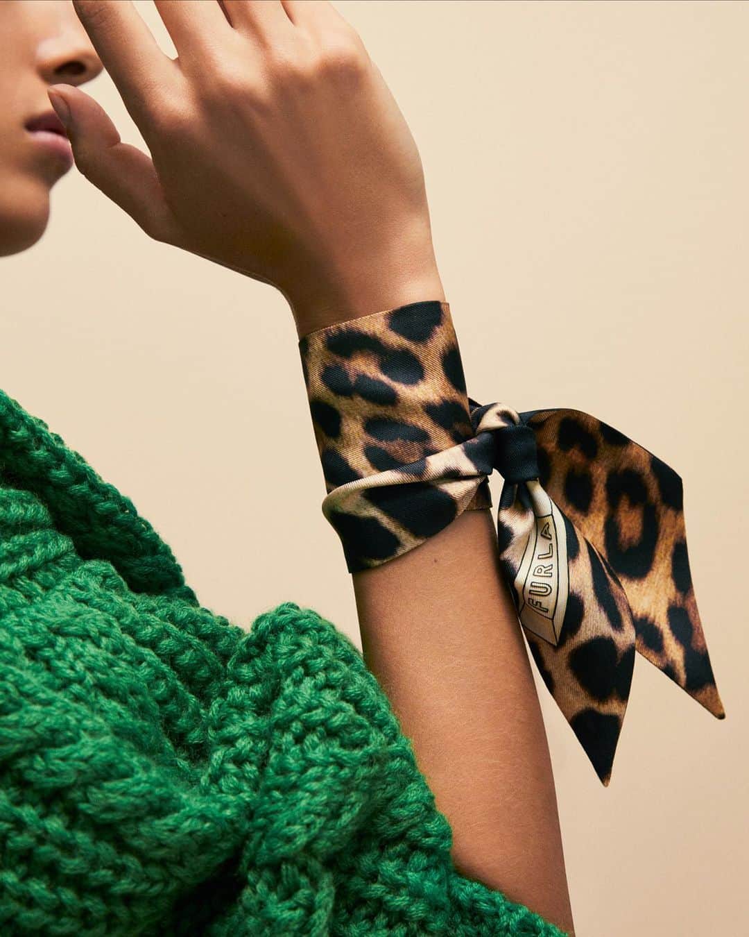 フルラのインスタグラム：「Knotted accessory. The Furla Metropolis silk wrist wrap.  #thefurlasociety #furlafeeling #furlagift #newcollection #furla #accessories #fashion」