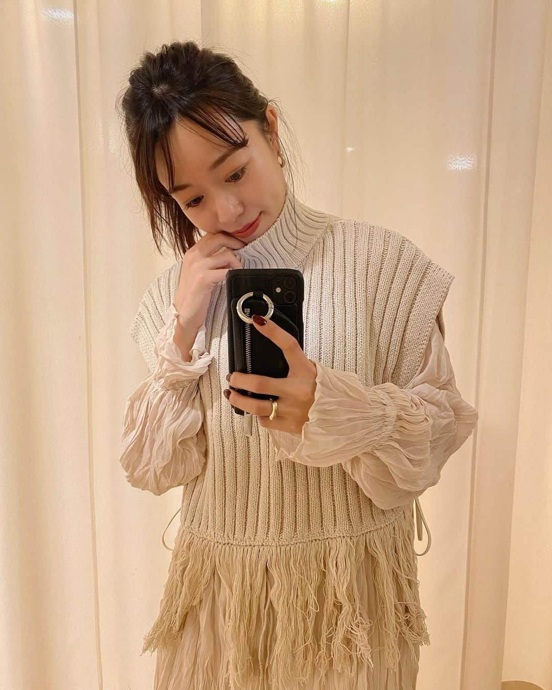 吉田佳菜のインスタグラム：「ㅤㅤㅤㅤㅤㅤㅤㅤㅤㅤㅤㅤㅤ ㅤㅤㅤㅤㅤㅤㅤㅤㅤㅤㅤㅤㅤ この前ストーリーにちらっと載せたベスト🤎 春に向けてフリンジアイテムが気になっています🤎☺️ ㅤㅤㅤㅤㅤㅤㅤㅤㅤㅤㅤㅤㅤ 店頭に明日入荷予定です♪(ワンピースは来週の予定♡) ㅤㅤㅤㅤㅤㅤㅤㅤㅤㅤㅤㅤㅤ ㅤㅤㅤㅤㅤㅤㅤㅤㅤㅤㅤㅤㅤ #フリンジニット #ニットベスト #レイヤードスタイル #ワンピース #kana_chicode #ちわcode #whoswhochico #salonbychico ㅤㅤㅤㅤㅤㅤㅤㅤㅤㅤㅤㅤㅤ」